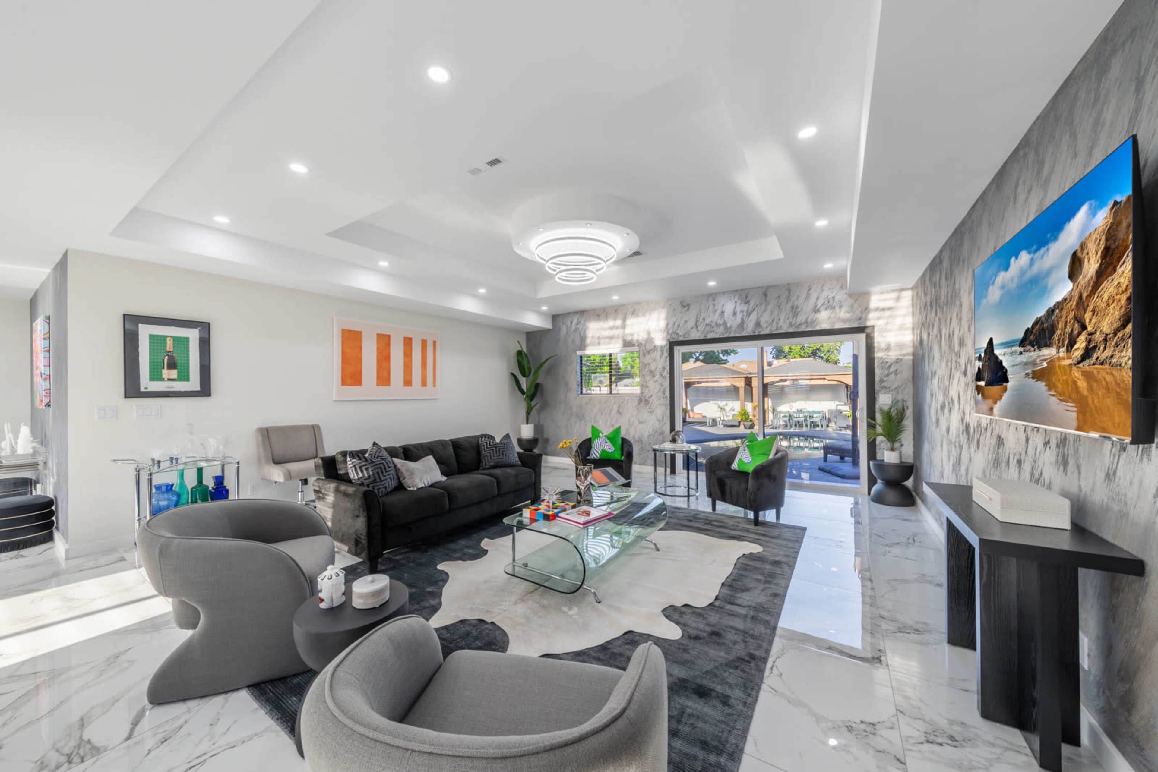 Chic Contemporary Home with Pool, BBQ,  and Outdoor Entertaining Areas Image in Valley Glen, Valley Glen, CA