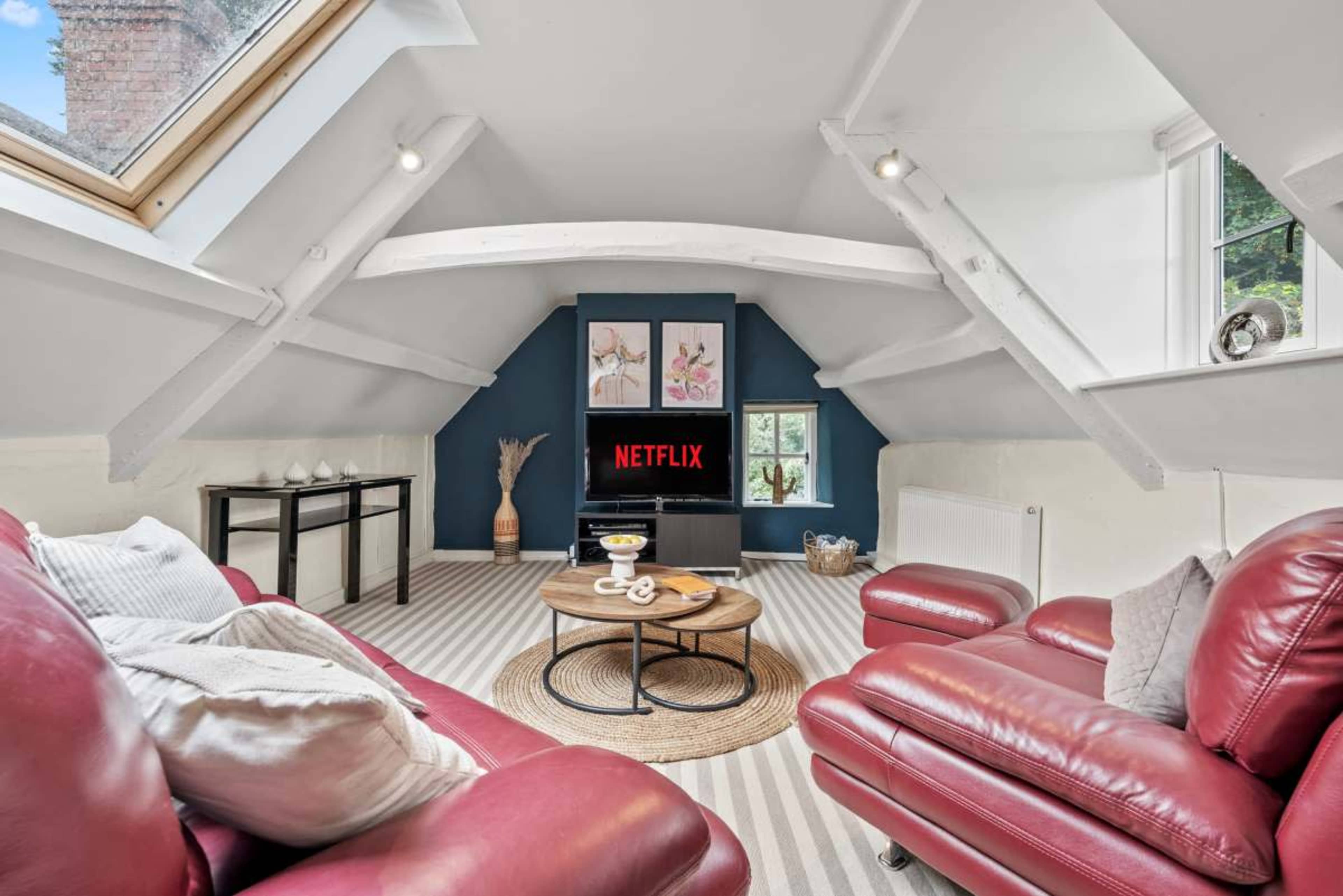 2-BR Cosy & Beautiful Loft in Cotswold w/ Parking - Norcote Loft Image in Lower Norcote, Cirencester, ENG