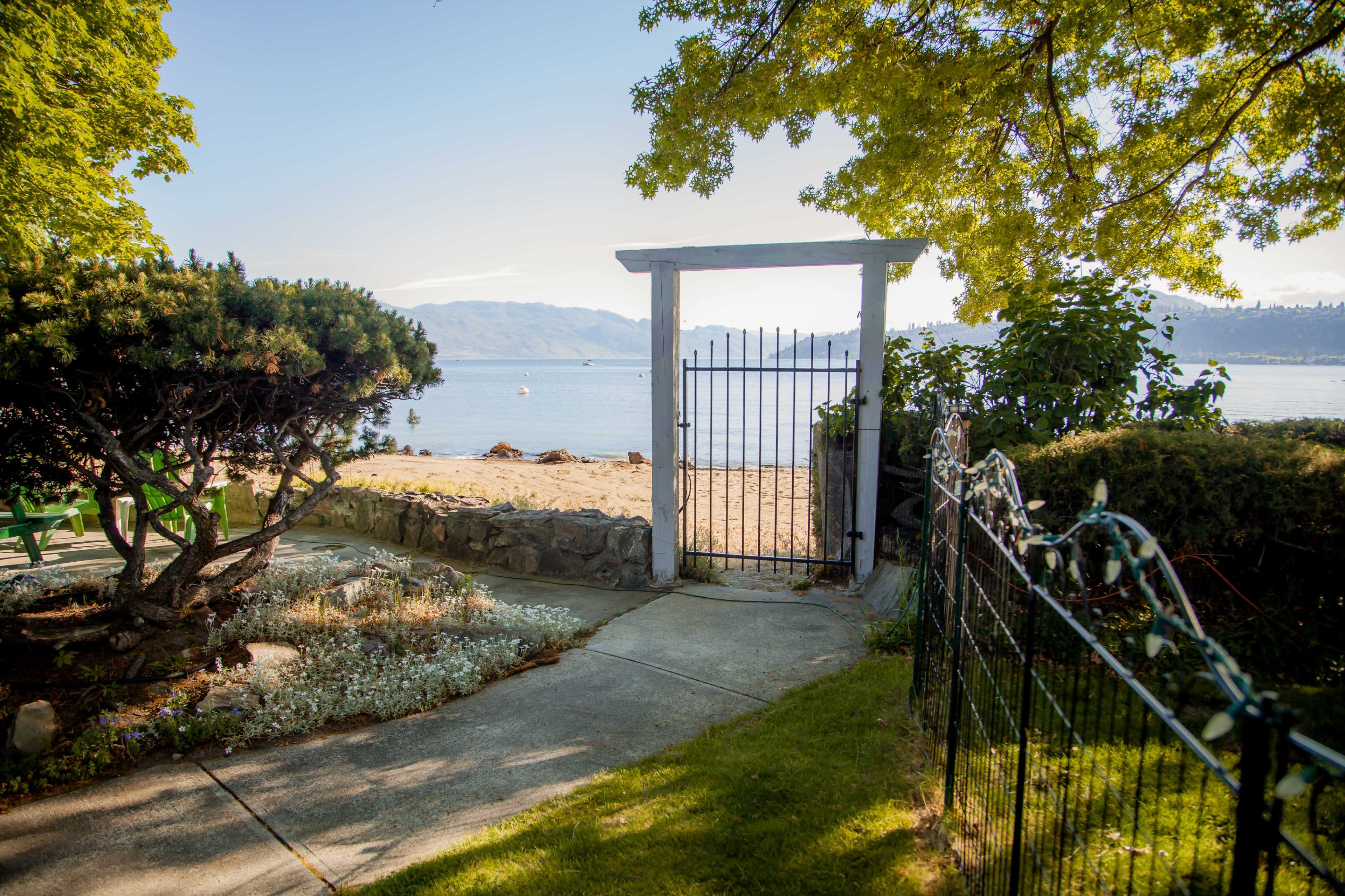 Heritage Lakeside Garden Retreat with Oak Tree & Sun Deck – Downtown Kelowna Photoshoot Location Image in Kelowna, Kelowna, BC