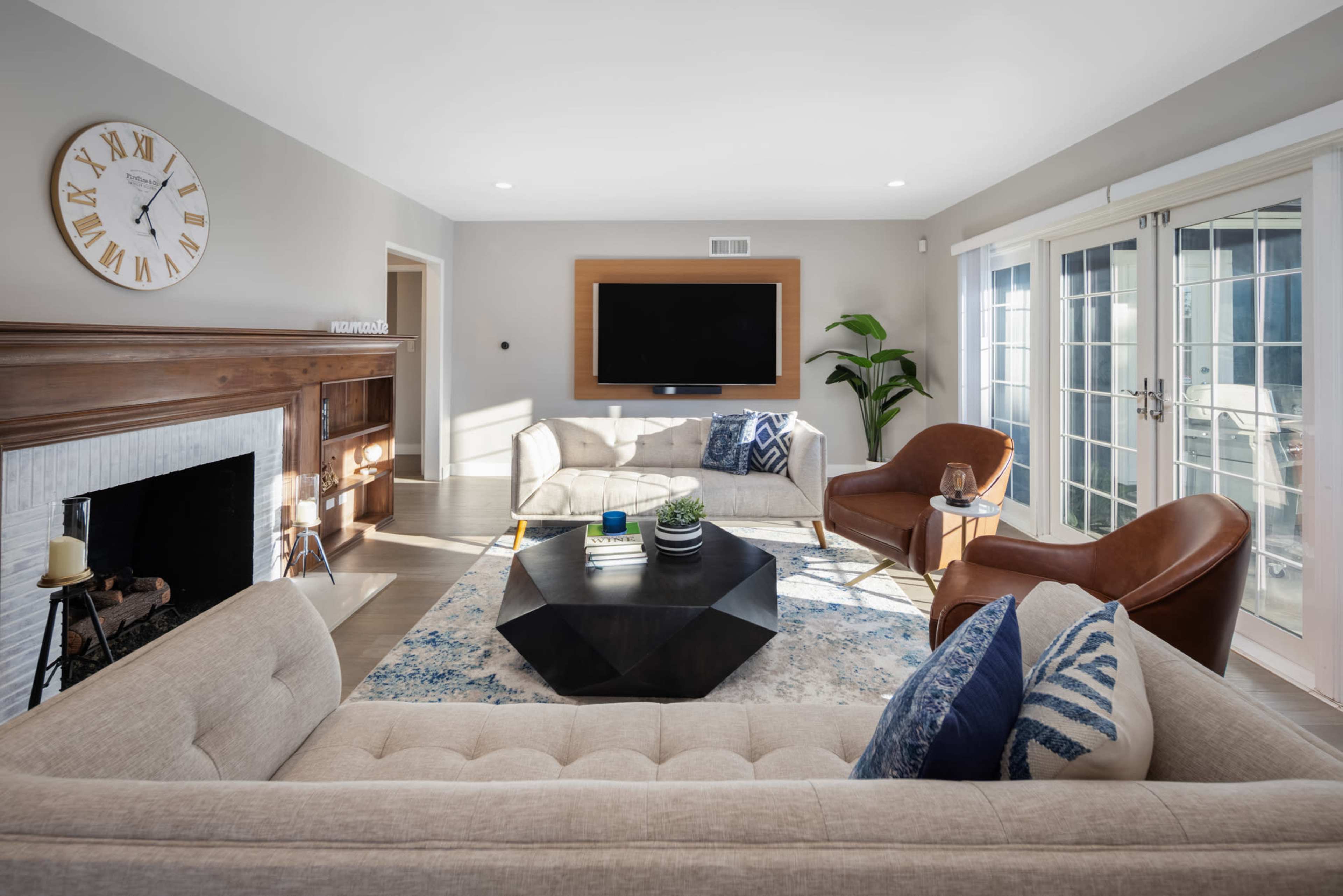 HIDDEN VALLEY MIDCENTURY BUNGALOW/MOODY INTERIOR Image in Beverly Crest, Los Angeles, CA