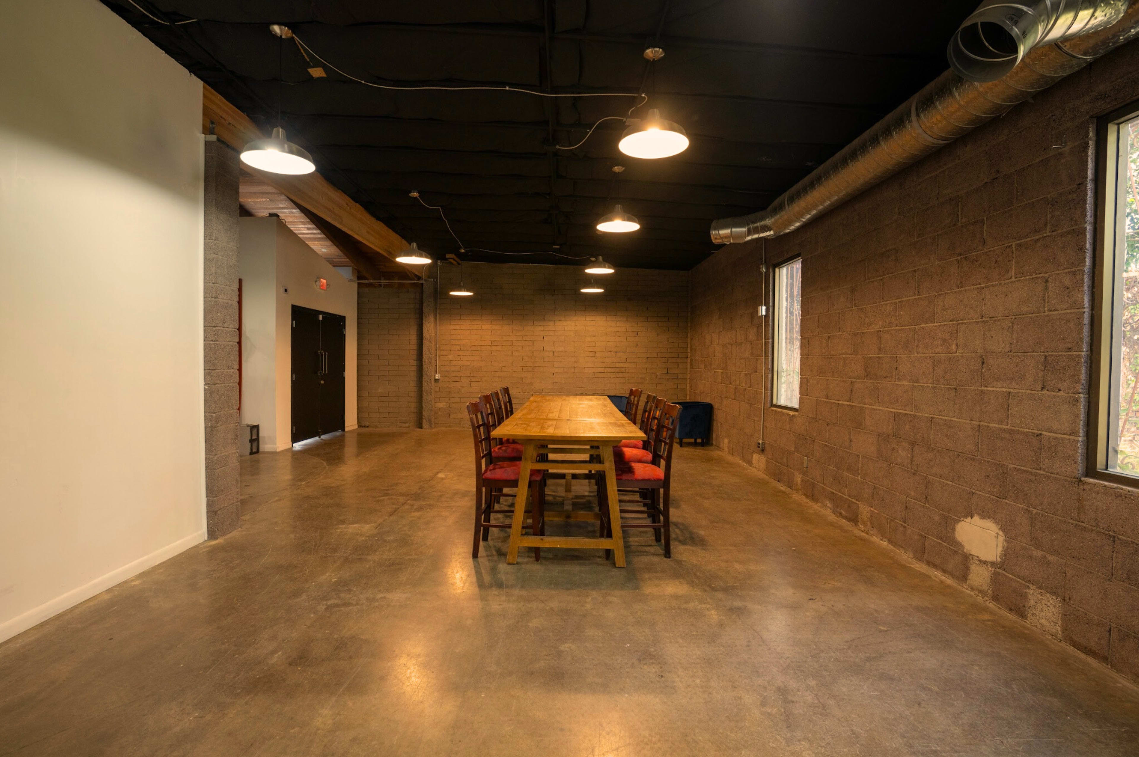Intimate Studio with Cyc Wall & Meeting Space in Phoenix Image in Encanto Village, Phoenix, AZ
