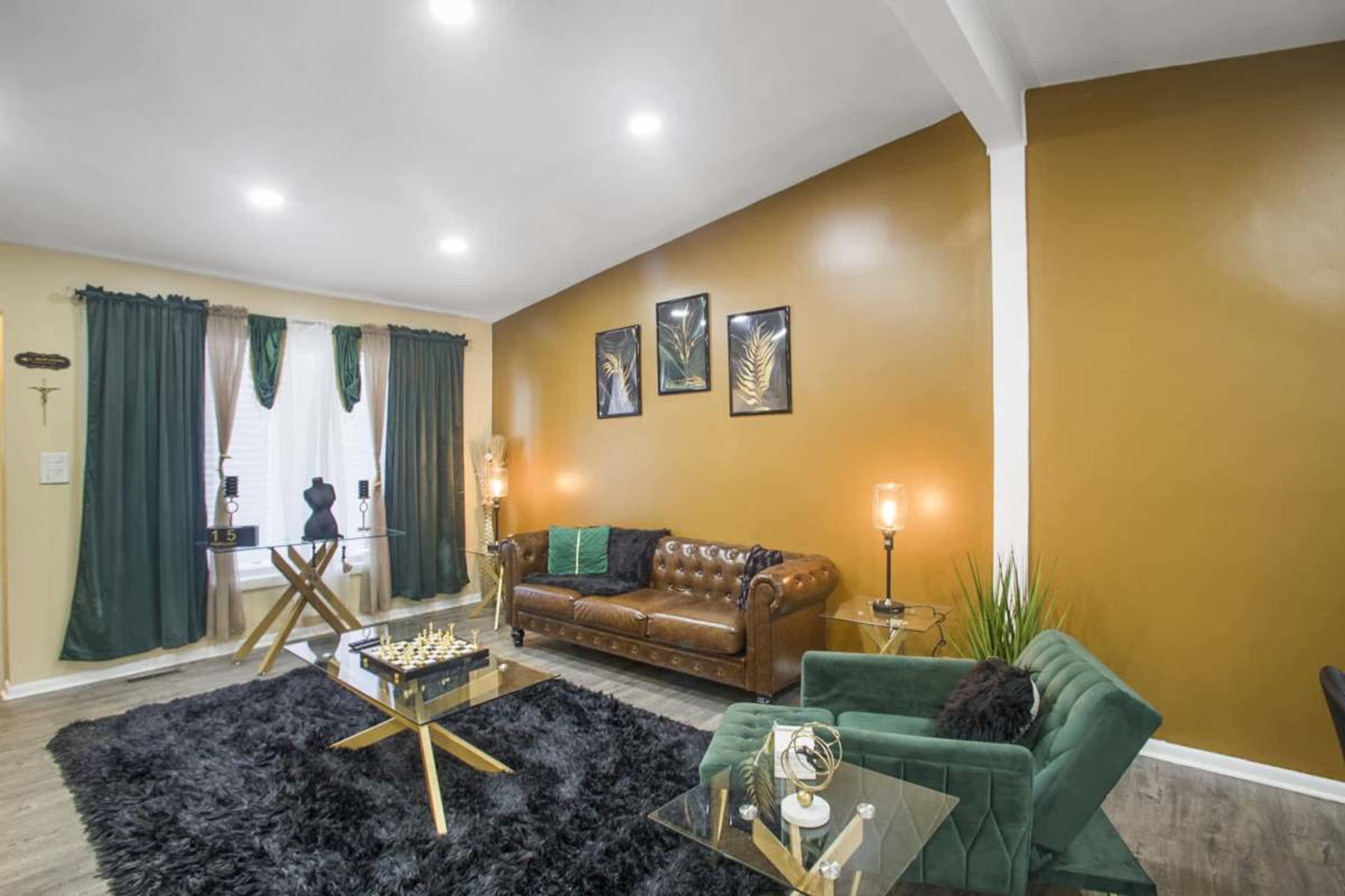 Dynamixx Getaway 4 beds, 2 bath, Hot Tub w/Adult Play Area Image in Oak Park, Oak Park, MI
