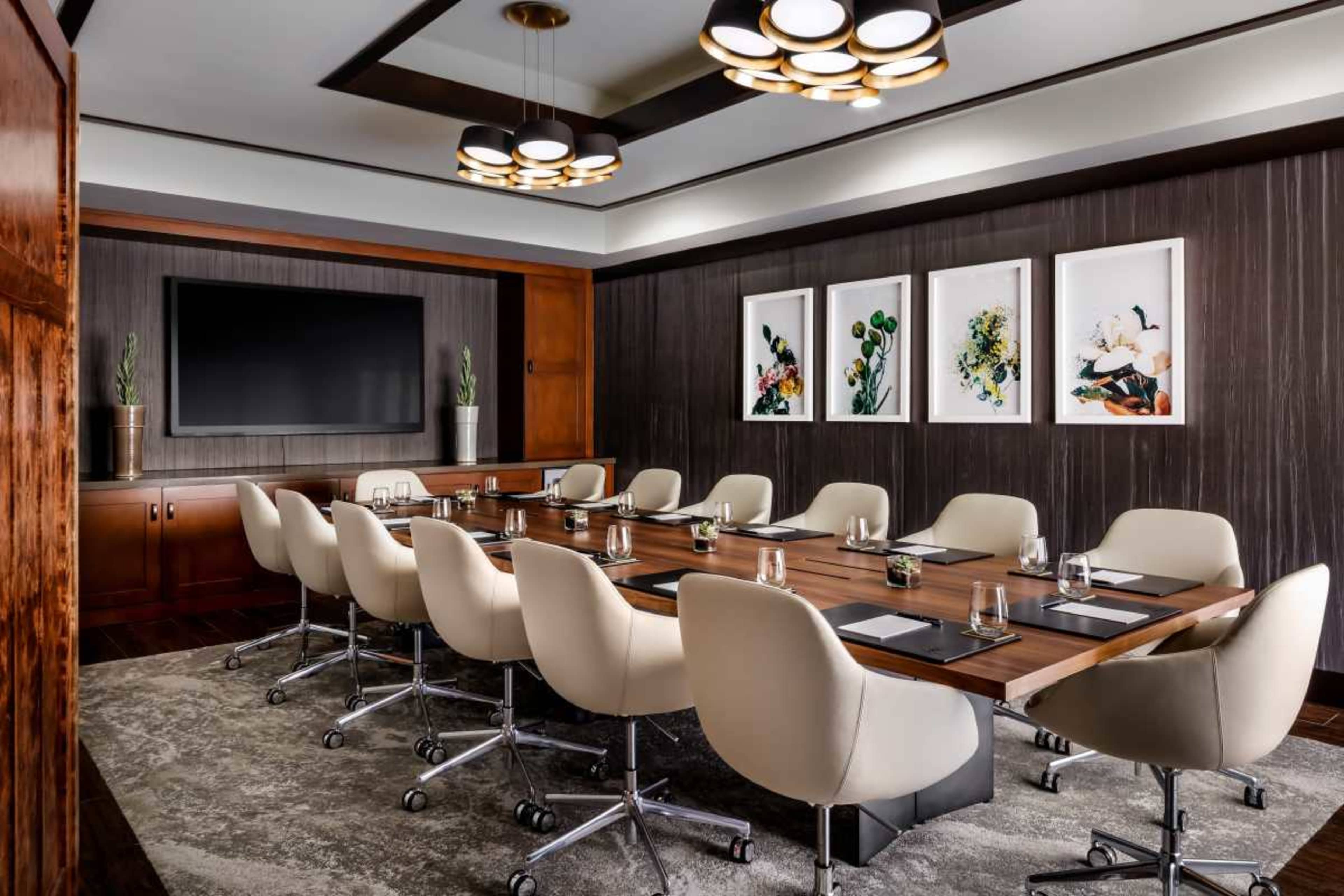 Professional Luxury Meeting space with Plug 'n Play Image in Mid-City, Santa Monica, CA