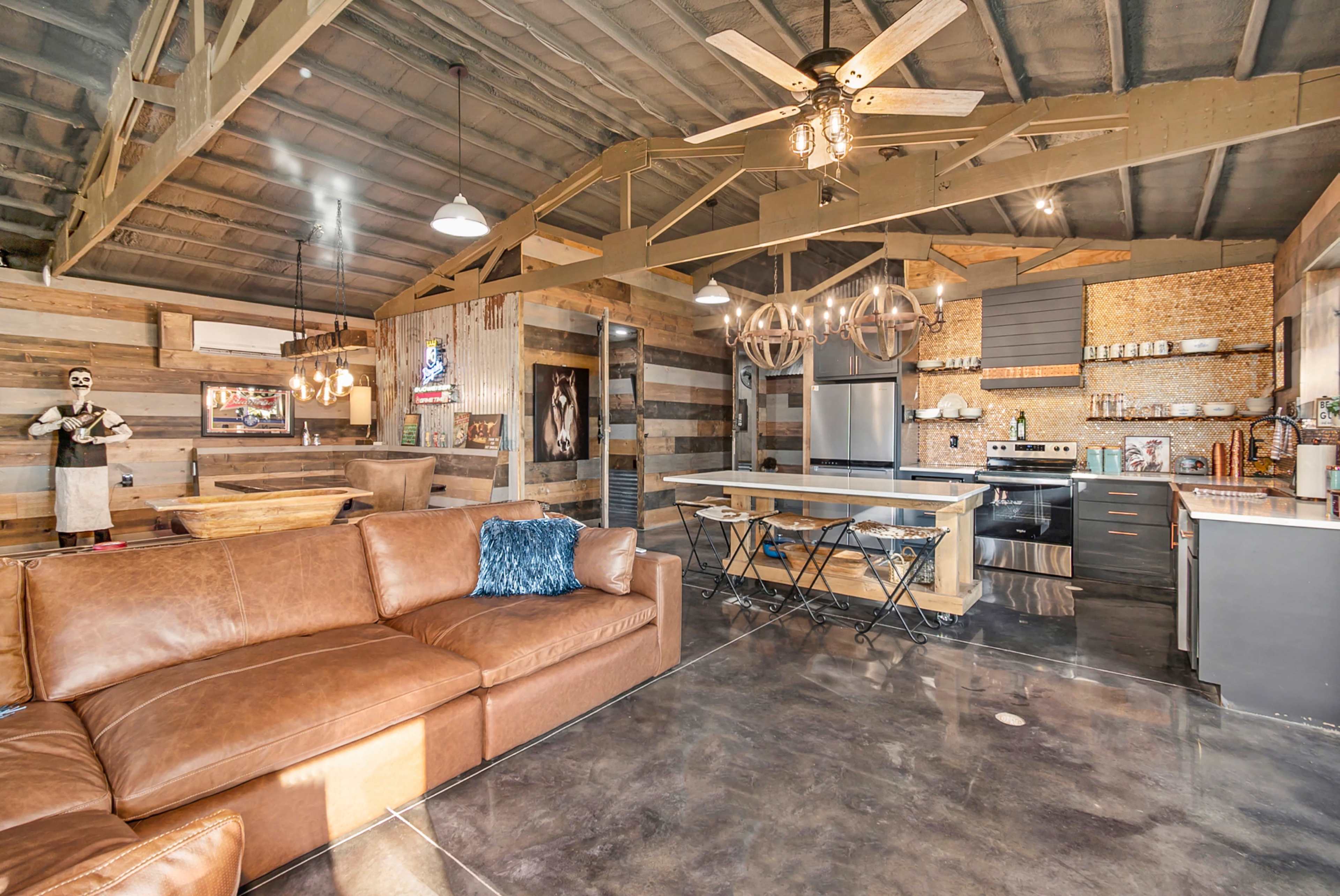 Rustic Alpaca Retreat with Room to Roam Image in Platte Township, Agency, AS