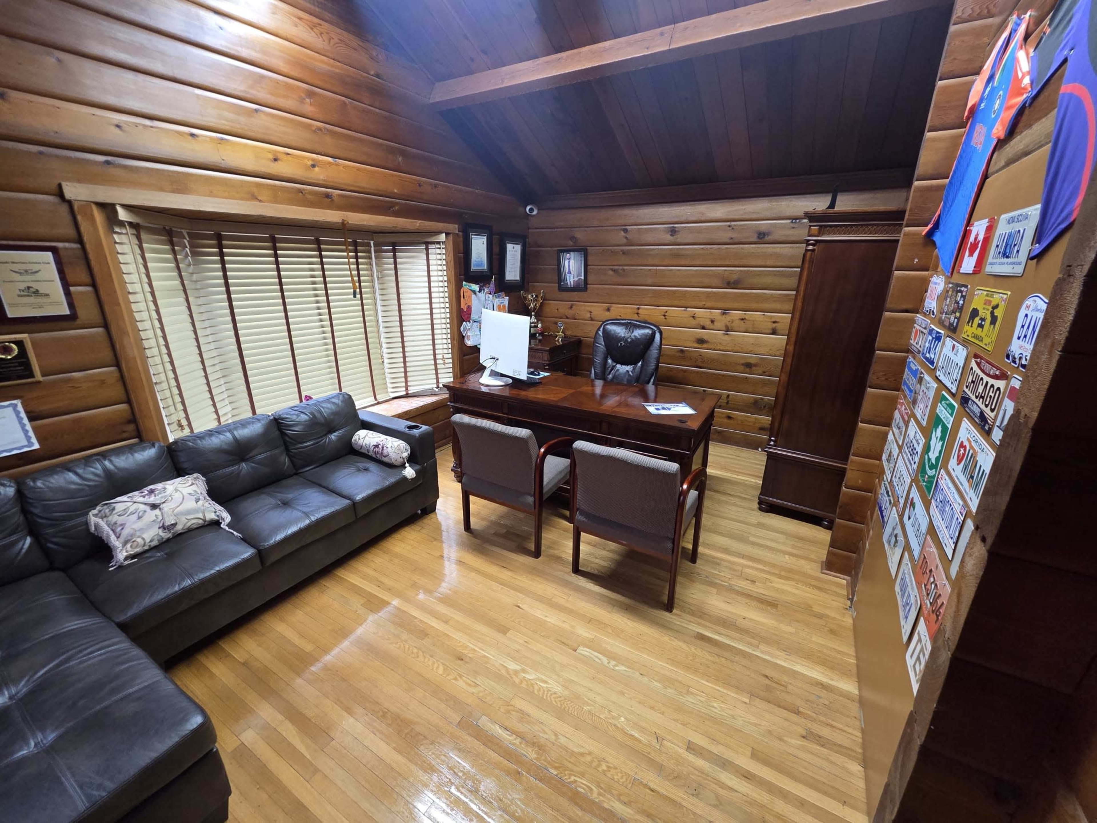 Log house with office set up Image in Caledon, Caledon, ON