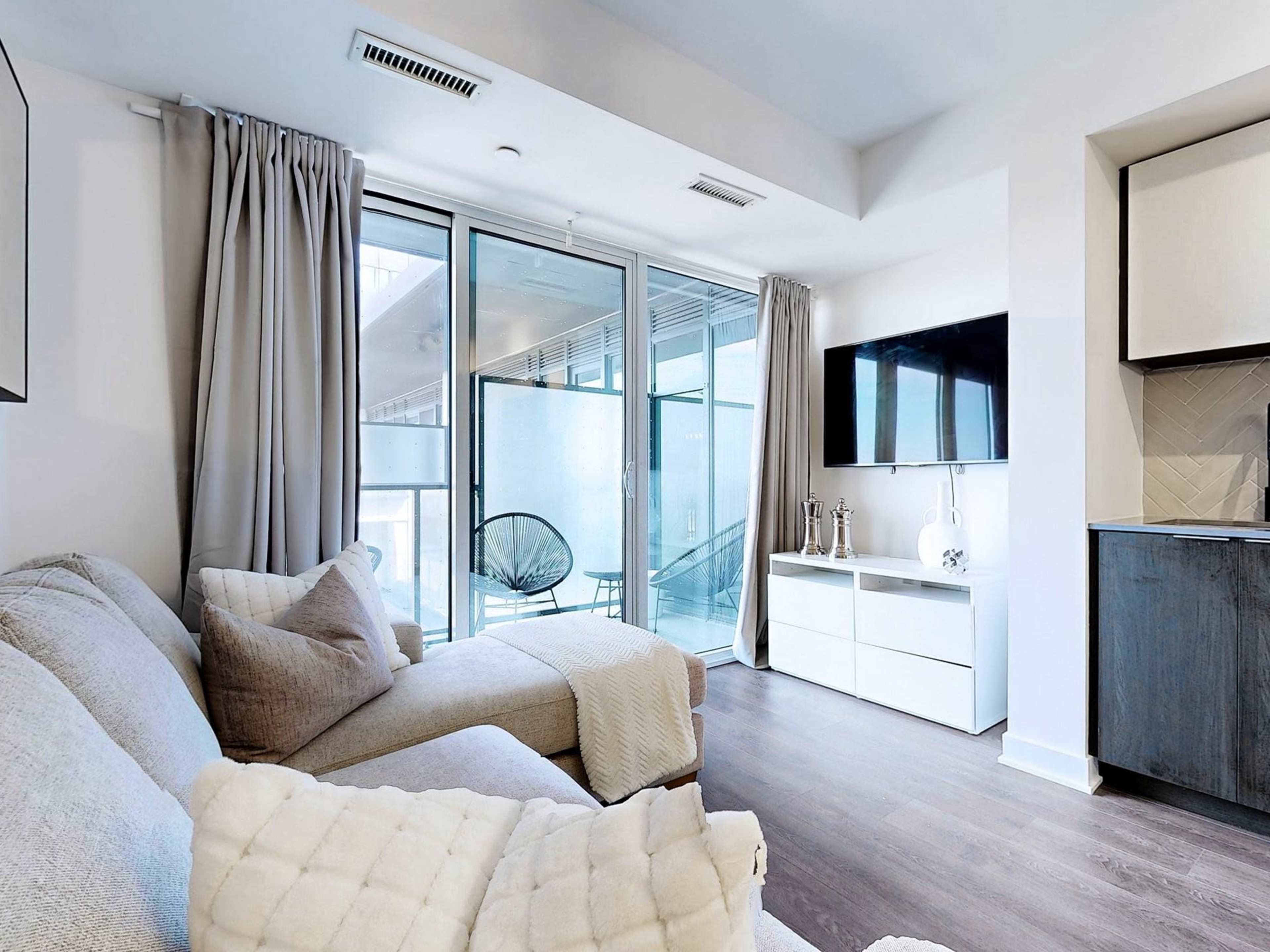 Urban Luxe Retreat: 2-Bedroom + Den Condo with High-End Amenities Image in Islington - City Centre West, Etobicoke, ON