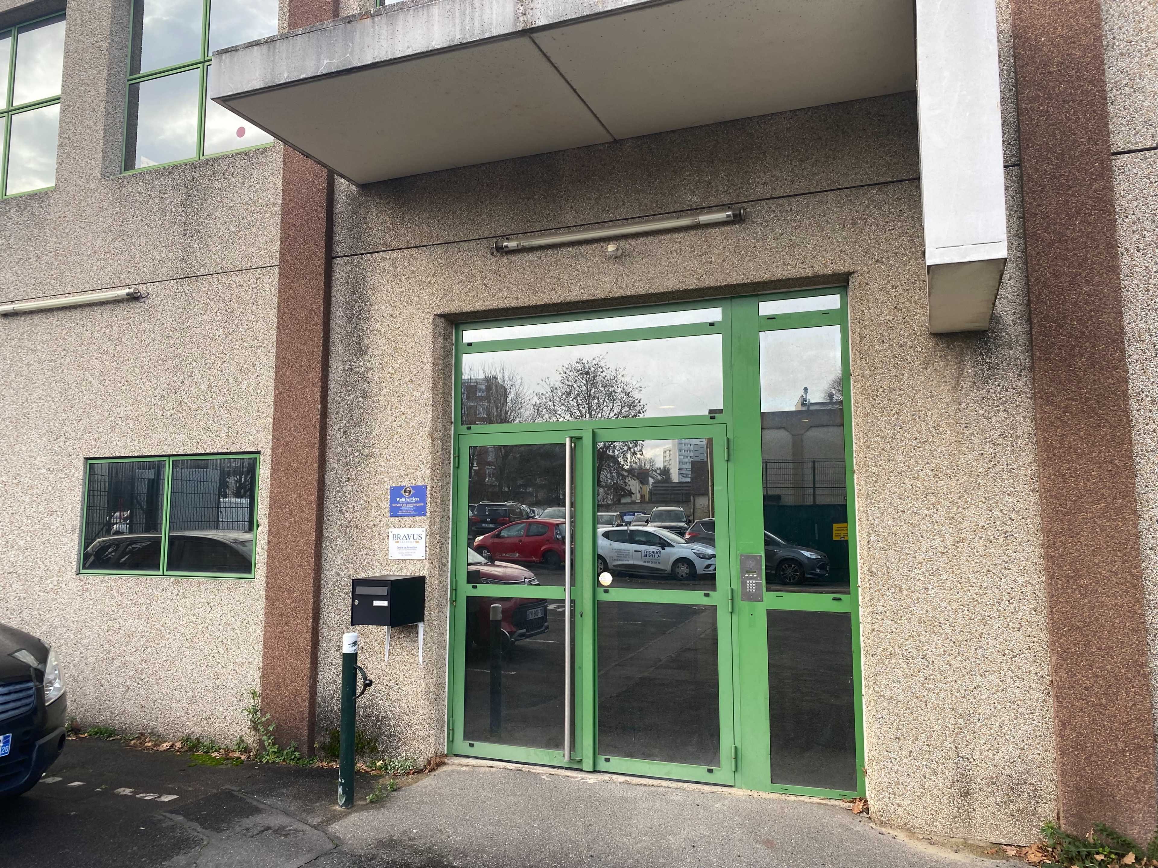 Espace de formation moderne et lumineux dans un cadre verdoyant urbain Image in , Bagneux