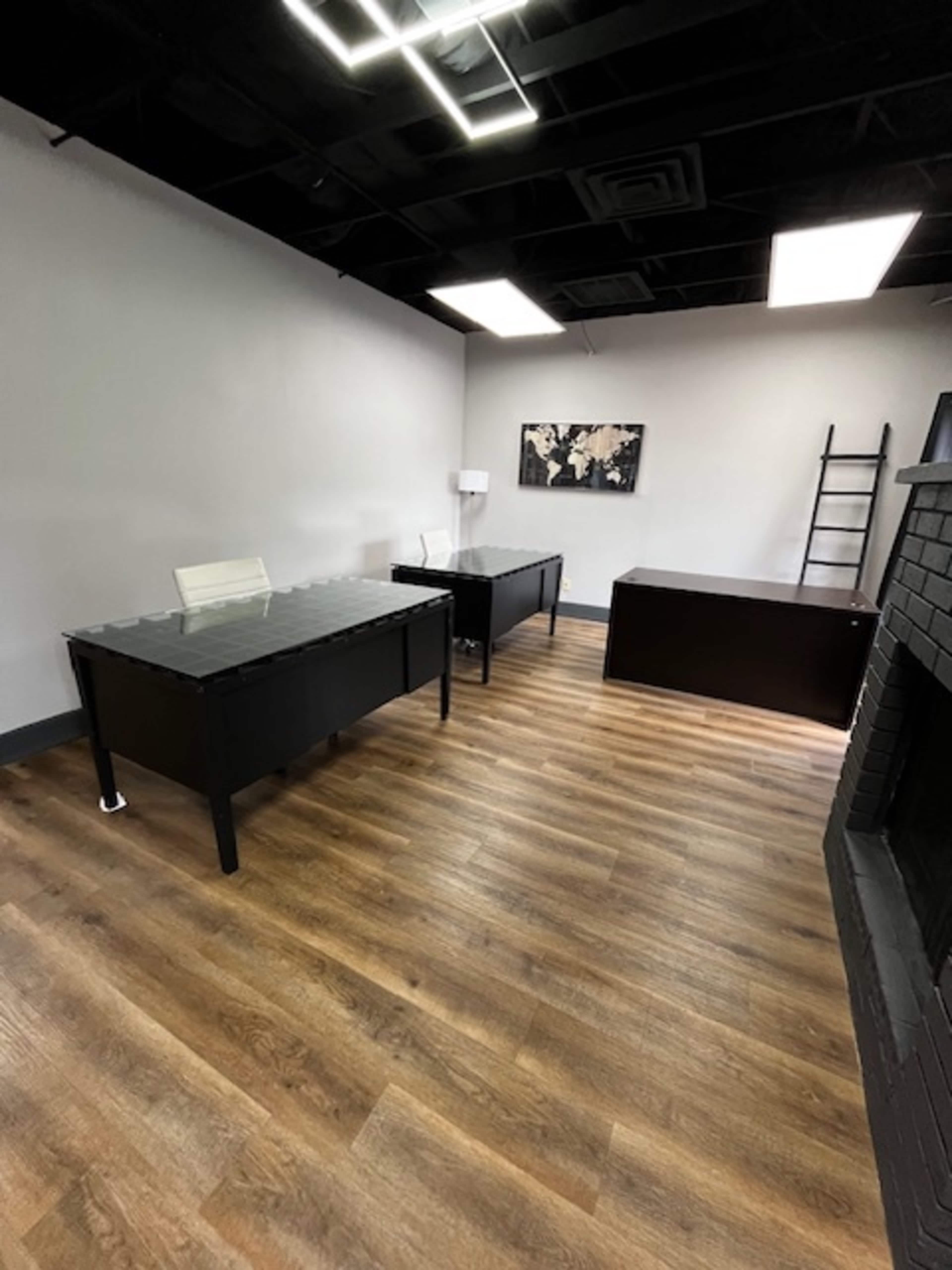 Quiet Workspace Desk with Convenient Amenities Image in West Arlington, ARLINGTON, TX