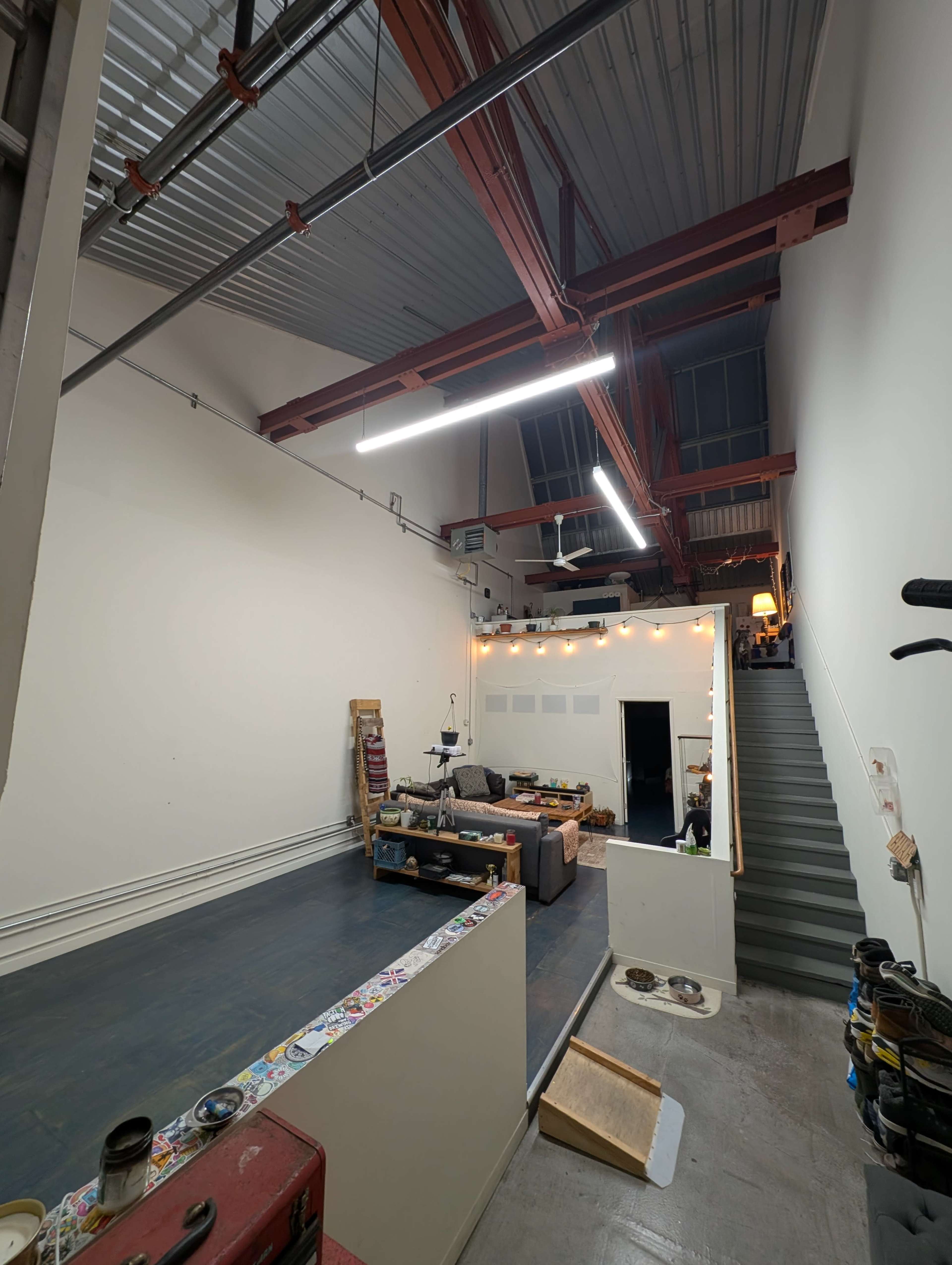 Industrial Loft space with 20+ foot high ceilings Image in Coliseum Industrial, Oakland, CA
