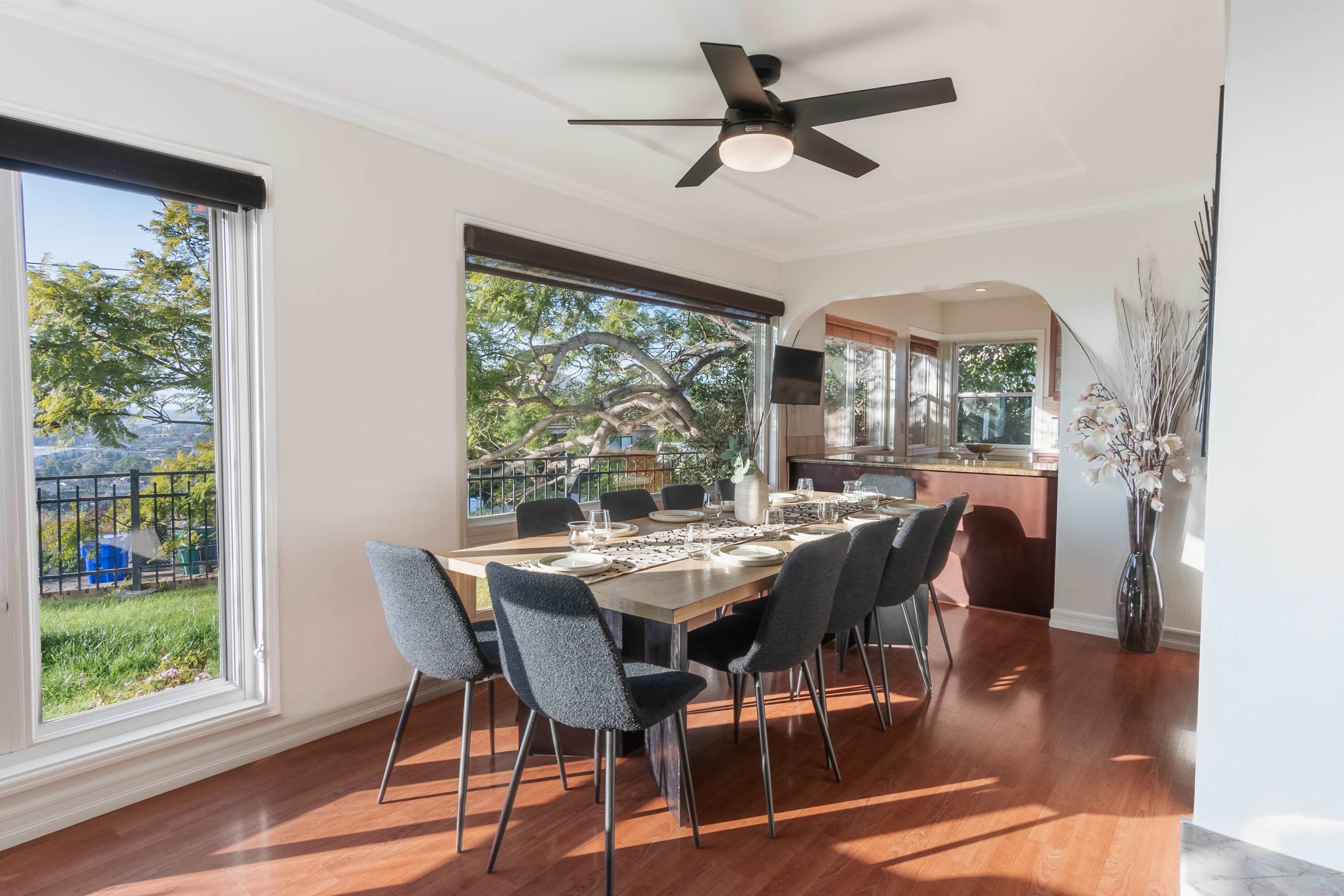 Views of Seaworld, Mission Bay, large living/dining room/game room/jacuzzi Image in Morena, San Diego, CA