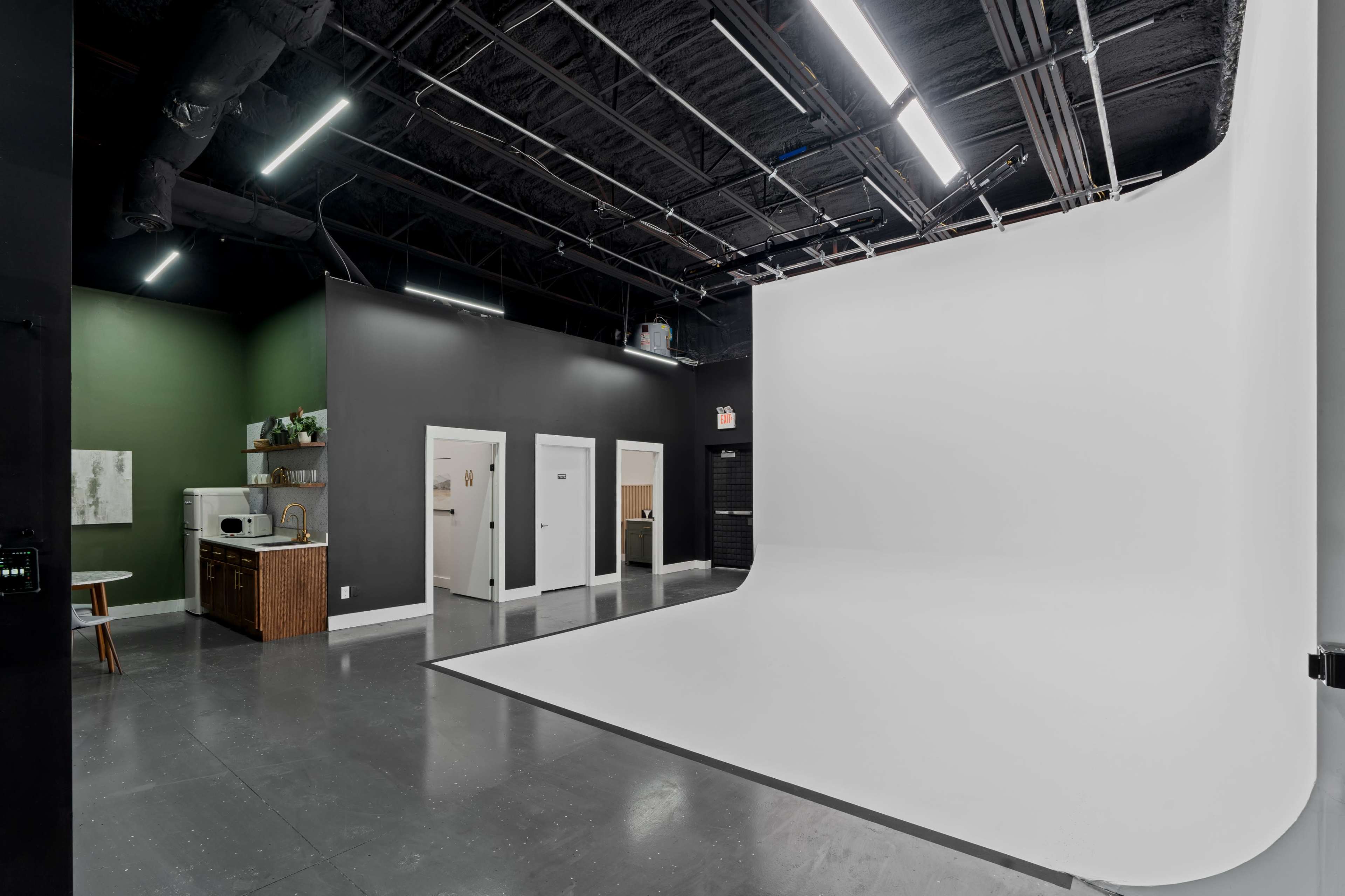 Centrally Located Cyc Production Studio Image in Twin Brook, Chattanooga, TN