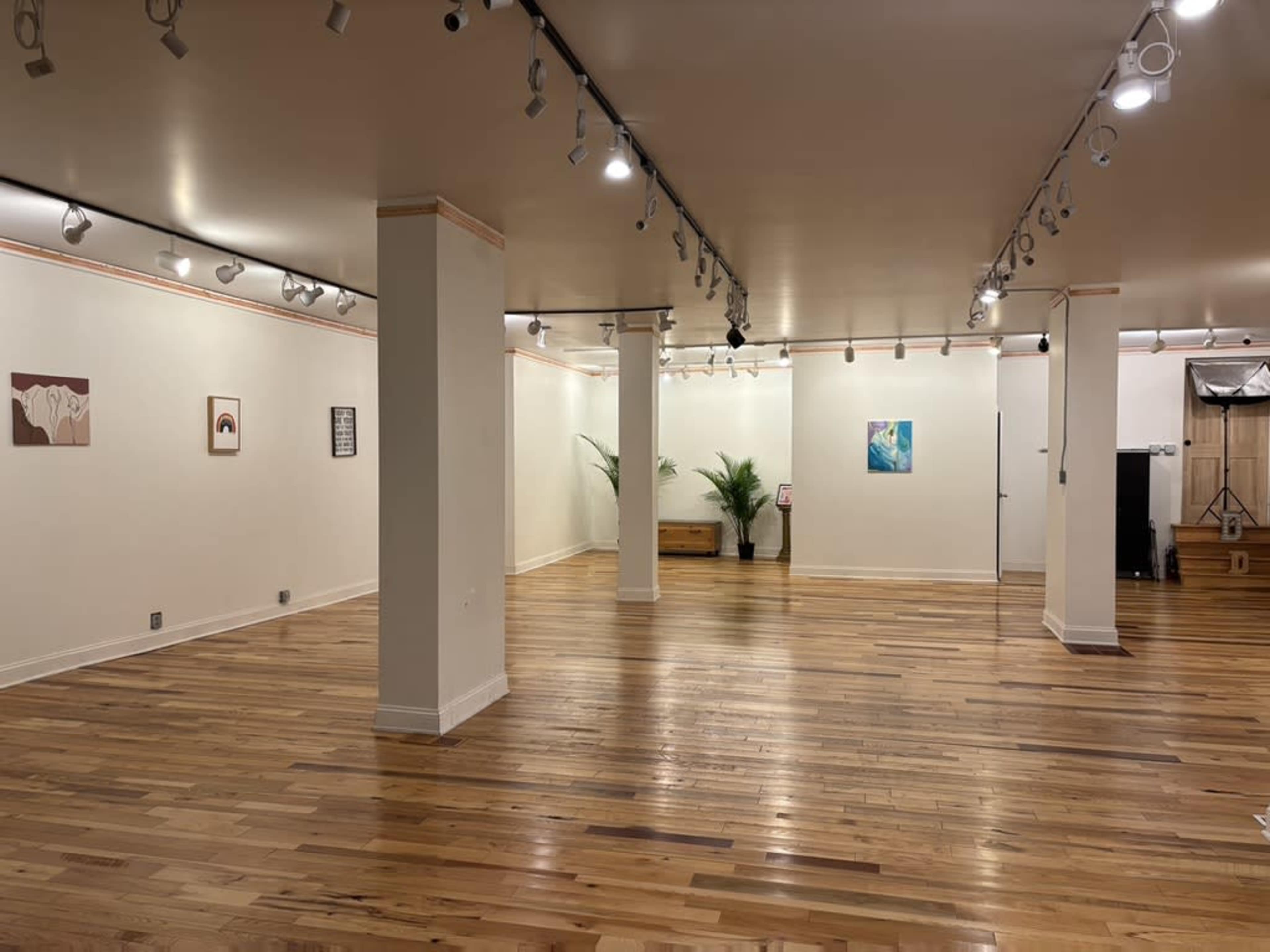 Spacious Studio with Natural Light and Beautiful Hardwood Floors Image in Buckeye - Shaker, Cleveland, OH