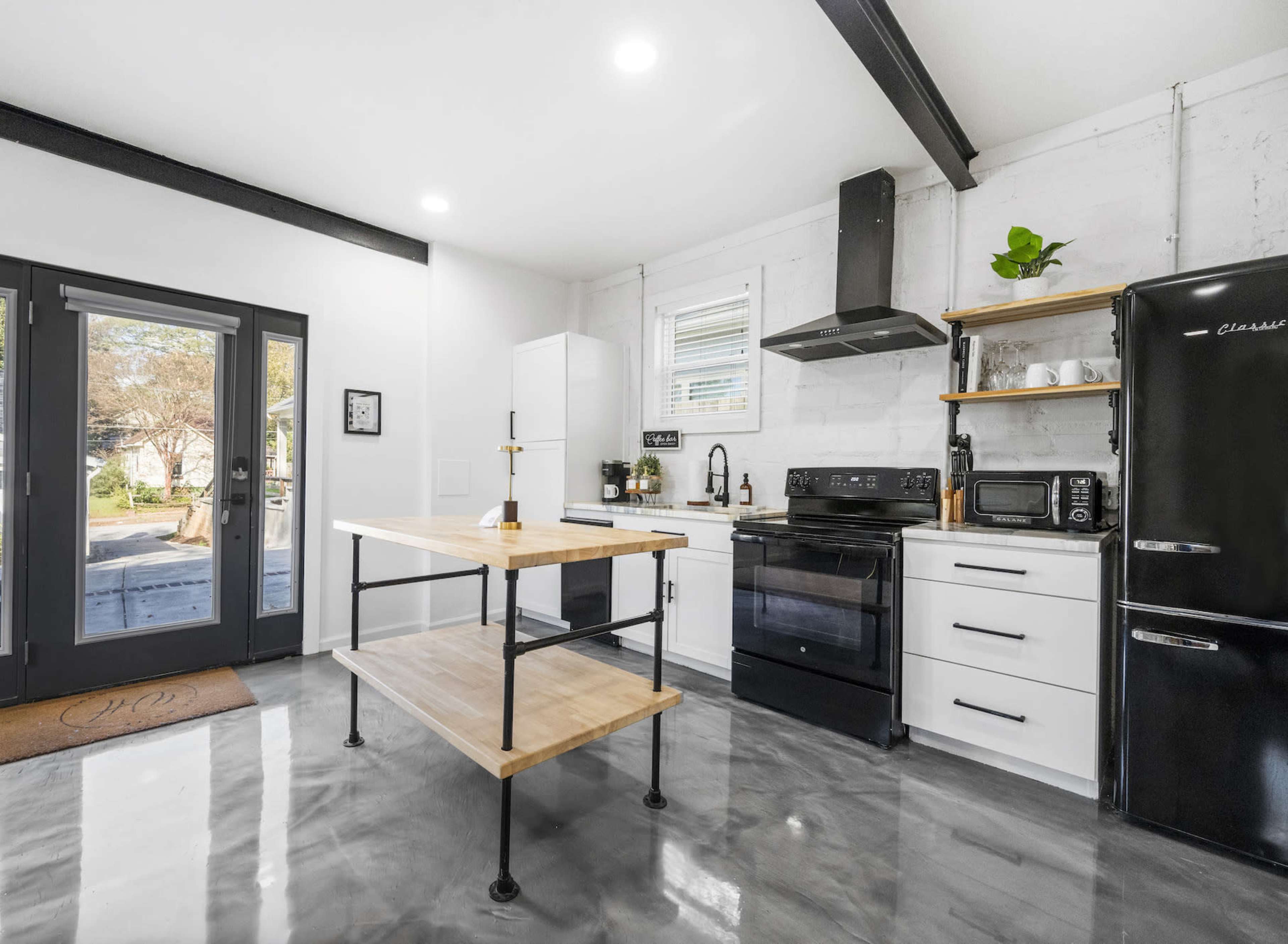 New! Industrial Studio Space with Natural Light Image in East Point, Atlanta, GA