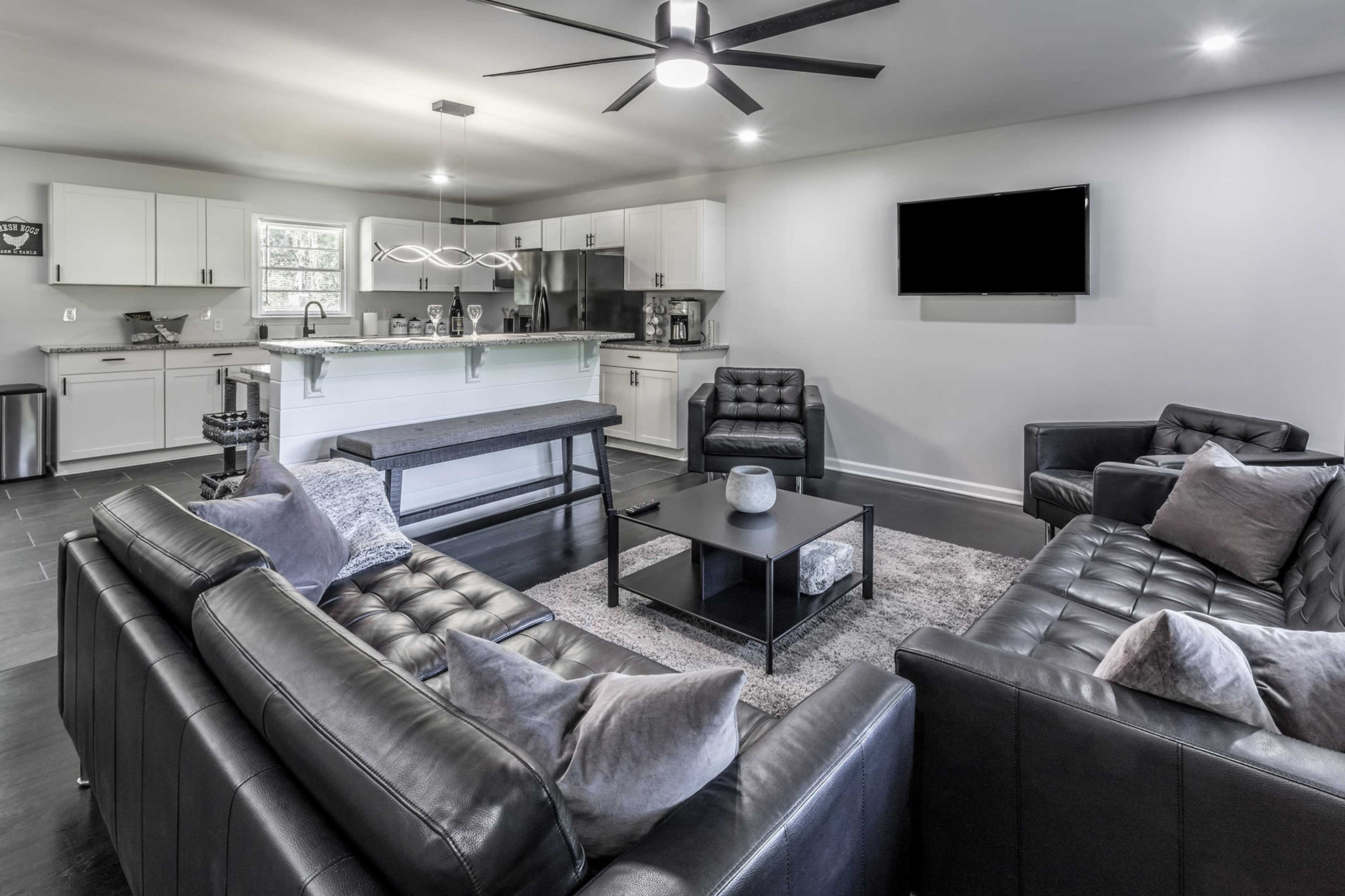 7 Acre Farmhouse Retreat w/ Reiki, Massage, Acupuncture, Pod Cast, Etc Offices Available! Image in Cliftondale, South Fulton, GA