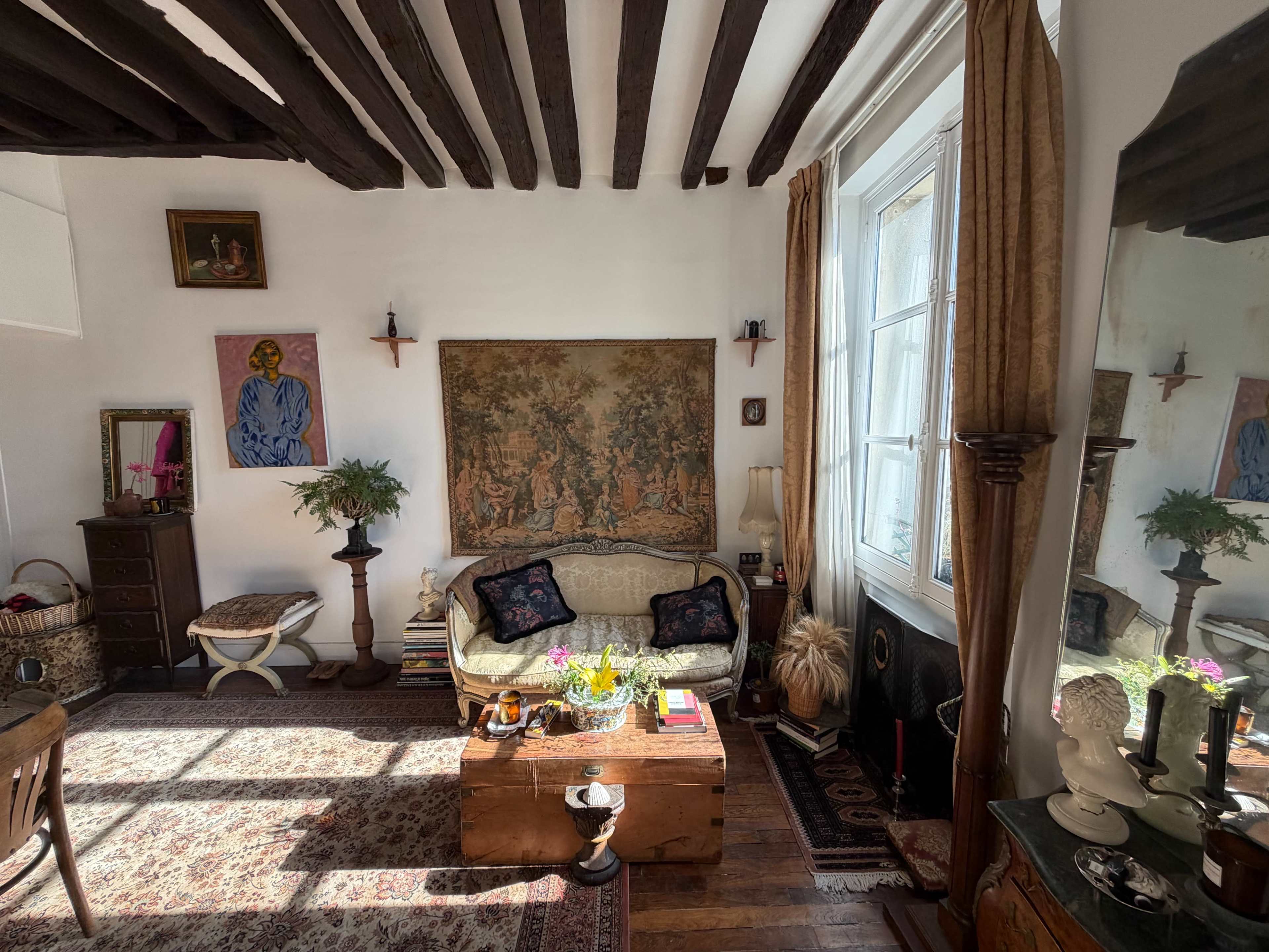 Loft au cœur du Marais avec poutre et grande hauteur sous plafond de style classique Image in Upper Marais, Paris