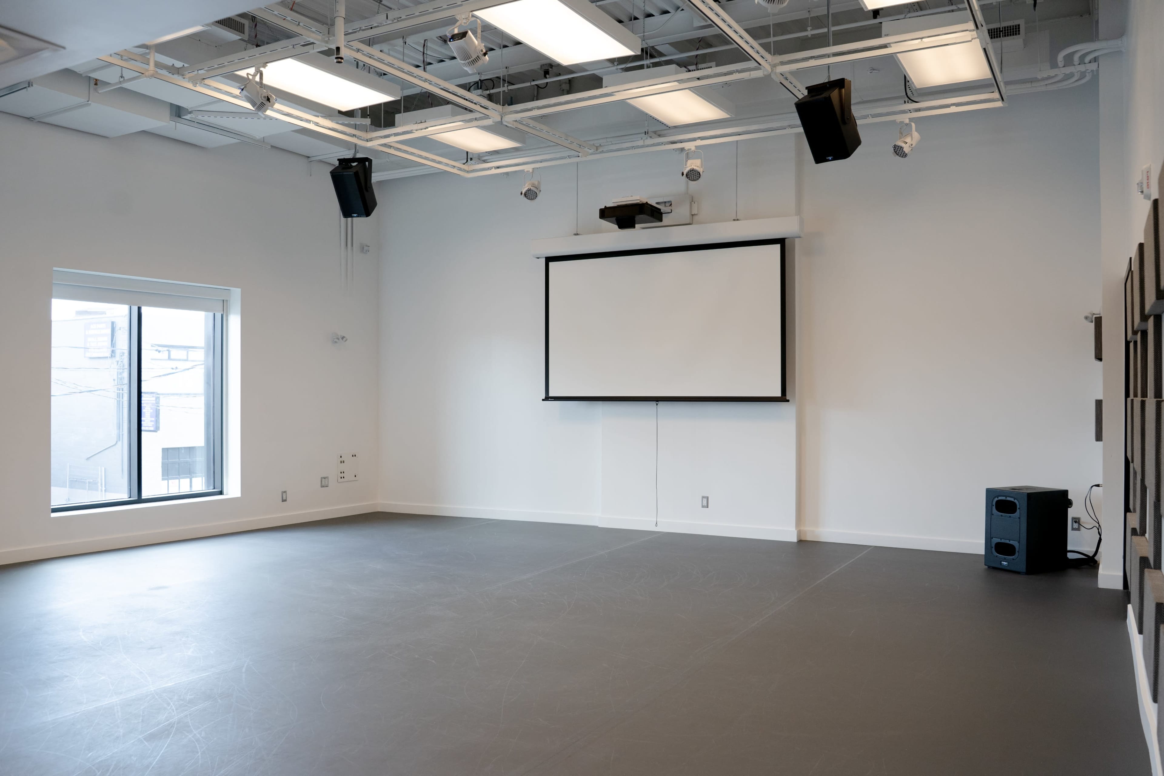 Modern Multi-Use Studio Image in Oakwood Village, Toronto, ON