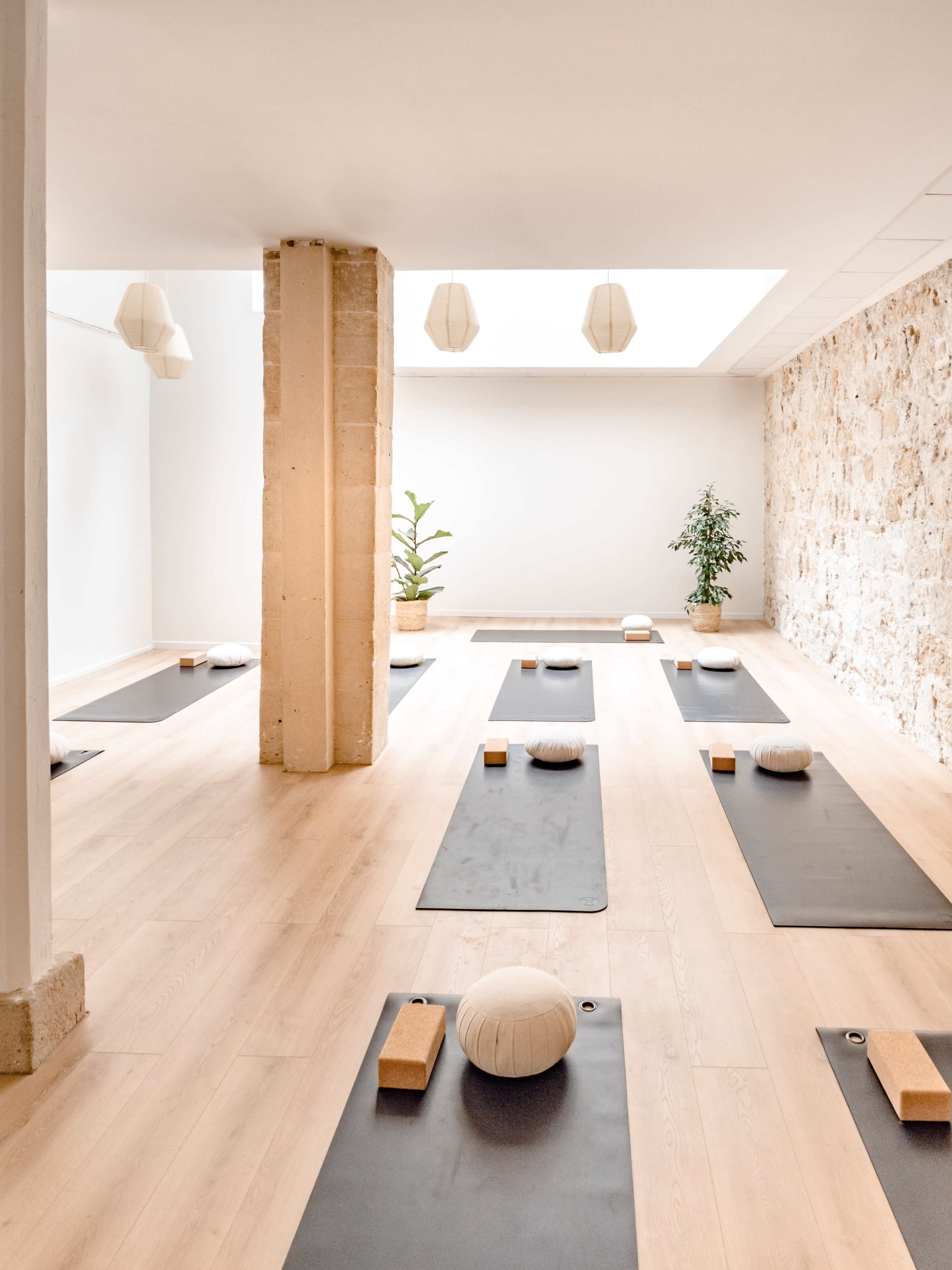 Salle lumineuse et pleine de charme au cœur du Marais – grande verrière & murs en pierre Image in Sainte-Avoye, Paris
