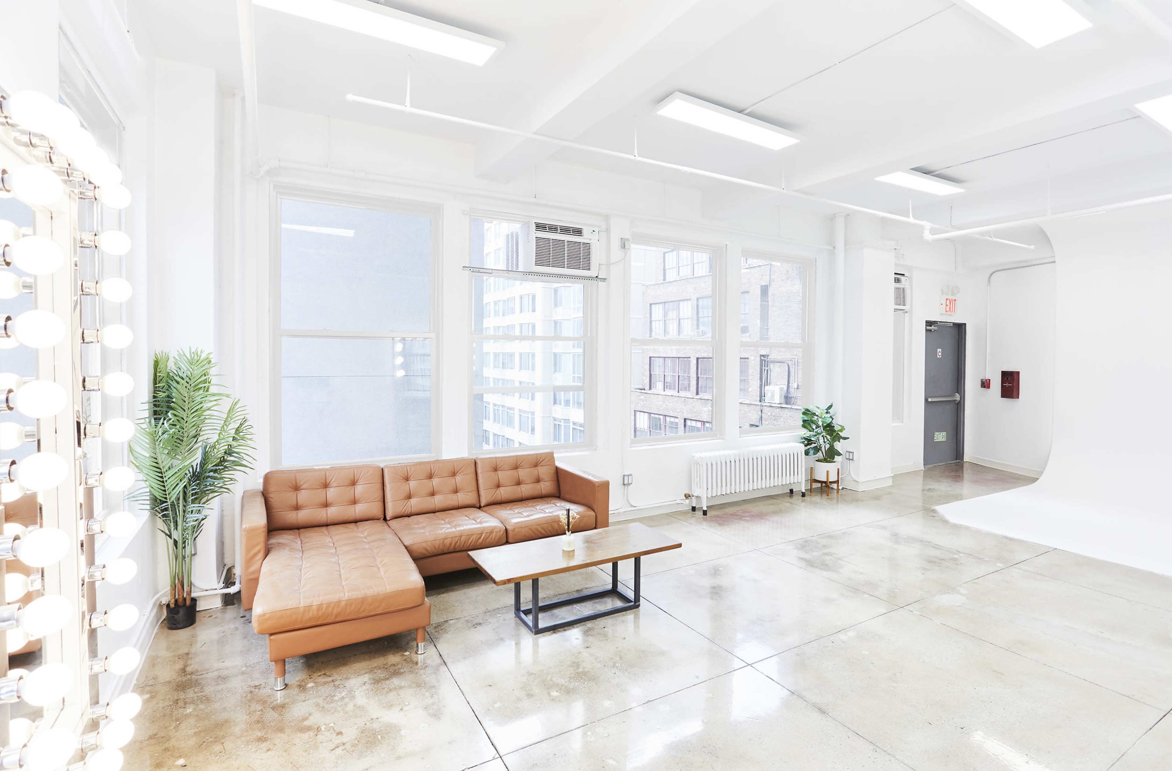 14C Cyc wall + Balcony + Free EQ Image in Midtown Manhattan, NEW YORK, NY