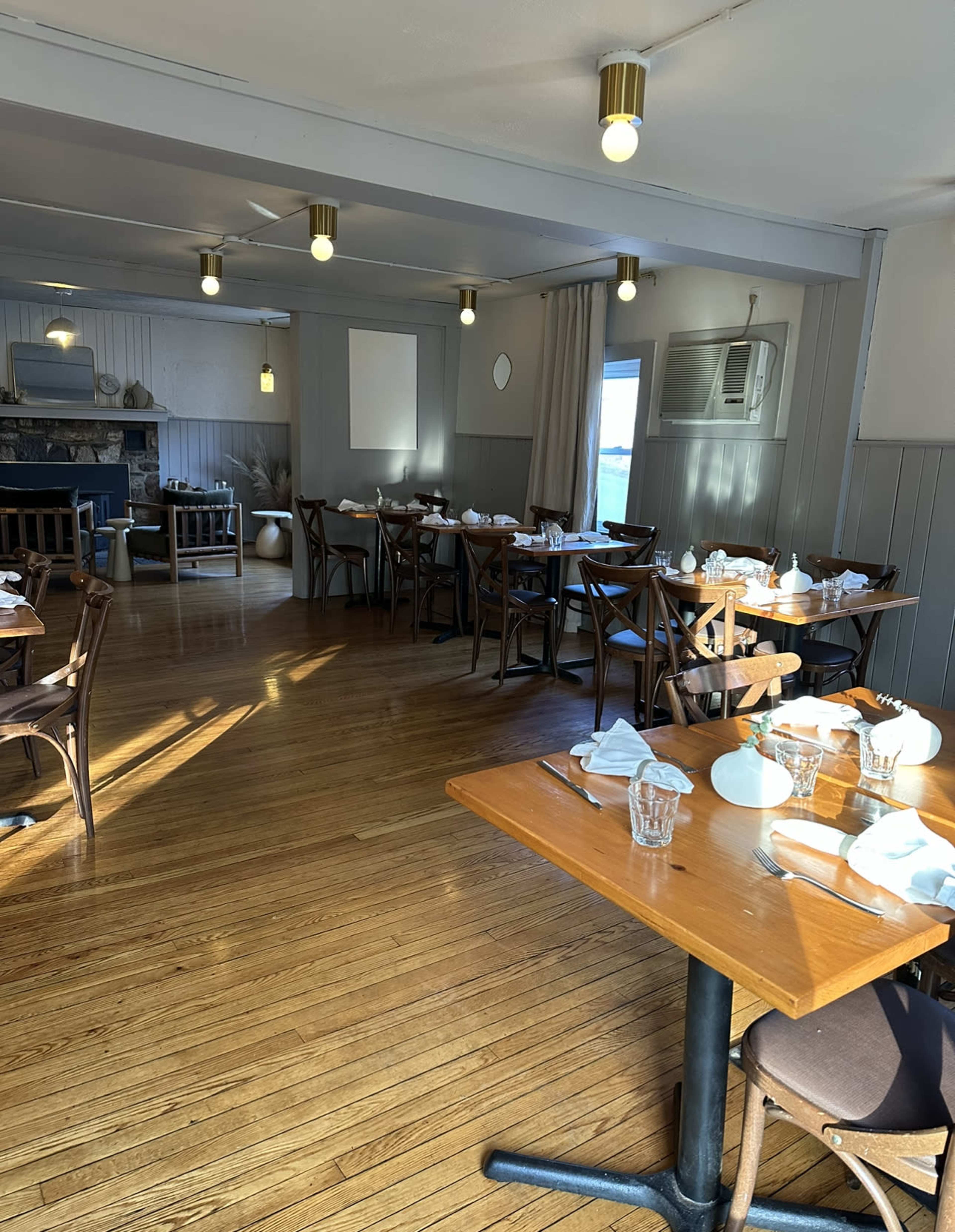 Rural, Cozy Restaurant with Modern Designed Interior Image in Shawangunk, Pine Bush, NY