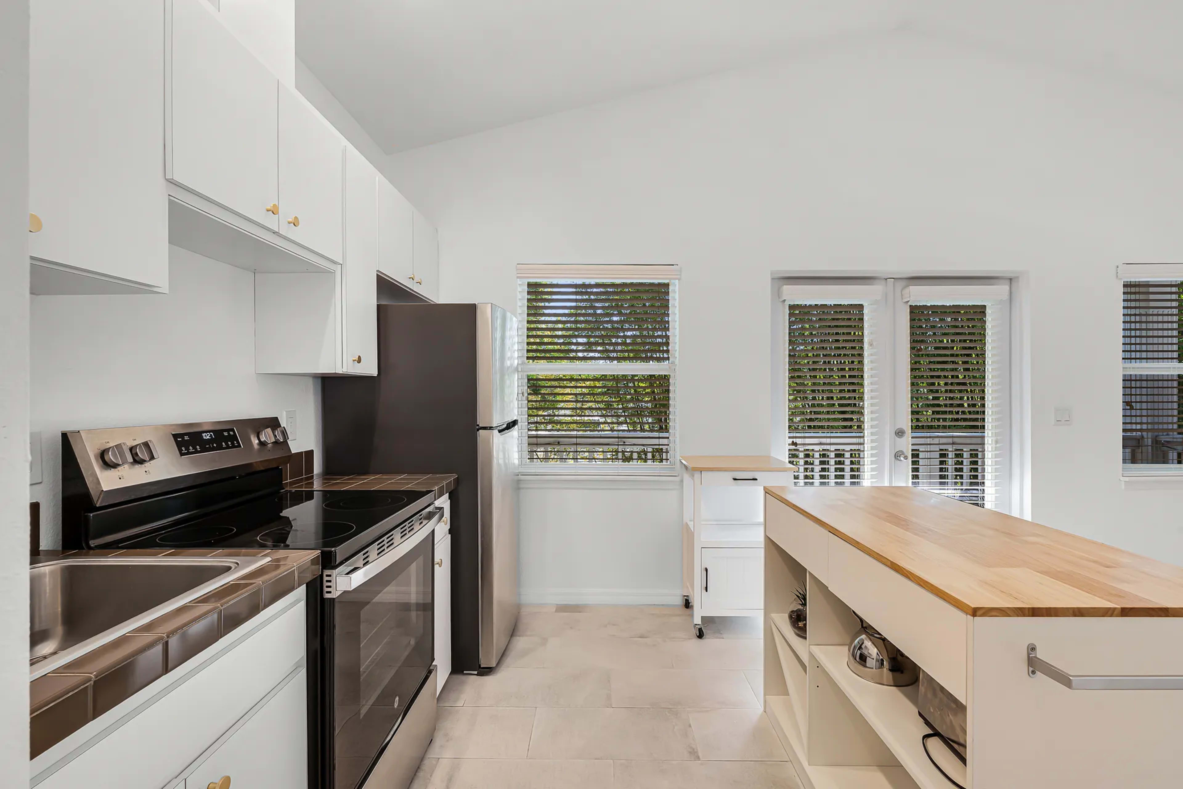 Private Bamboo-Oasis Apartment w/ Balcony — Photo/Video & Meetings Image in College Park, Orlando, FL