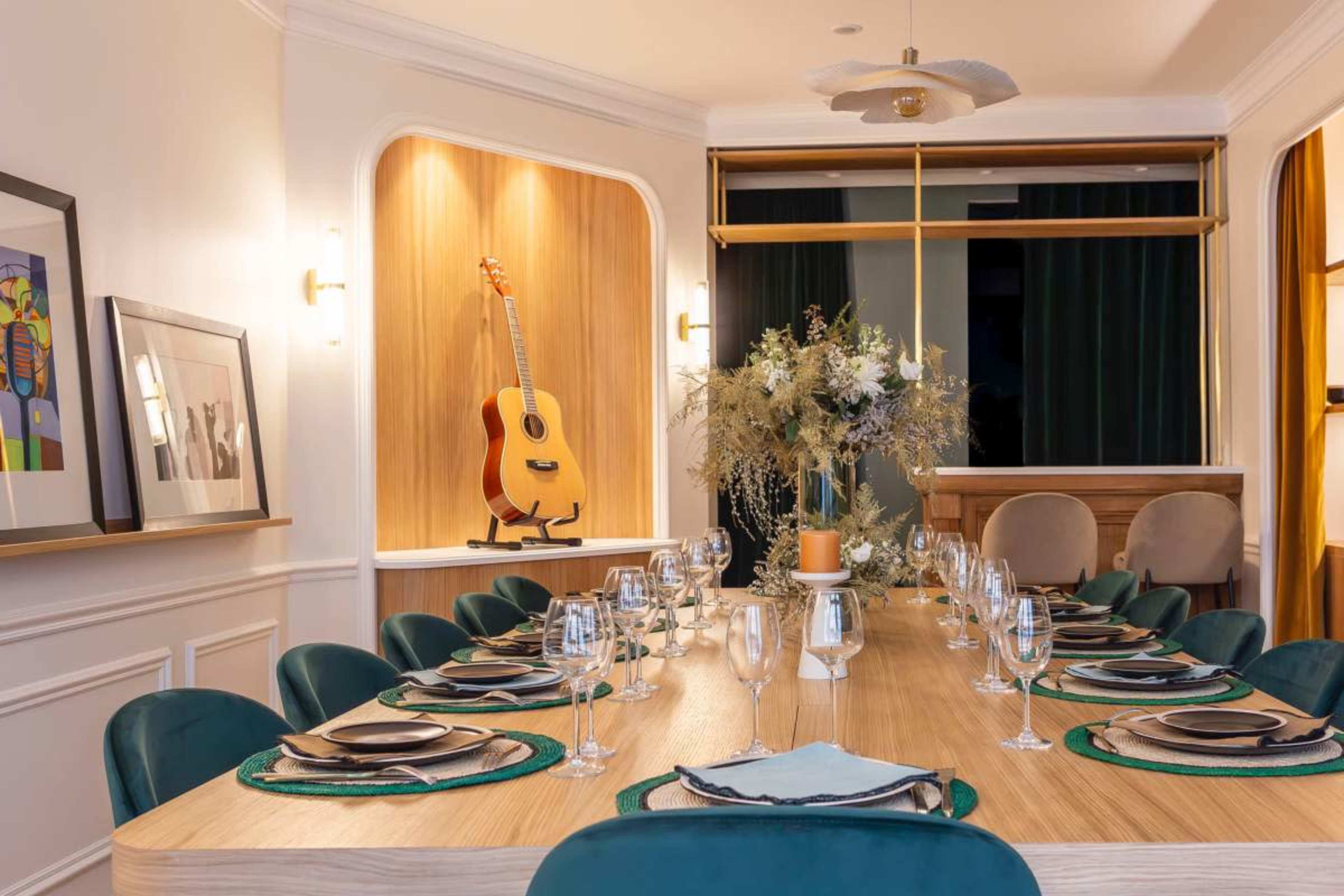 Table privée avec cuisine dans quartier prisé Image dans Quartier du Faubourg-du-Roule, Paris, 