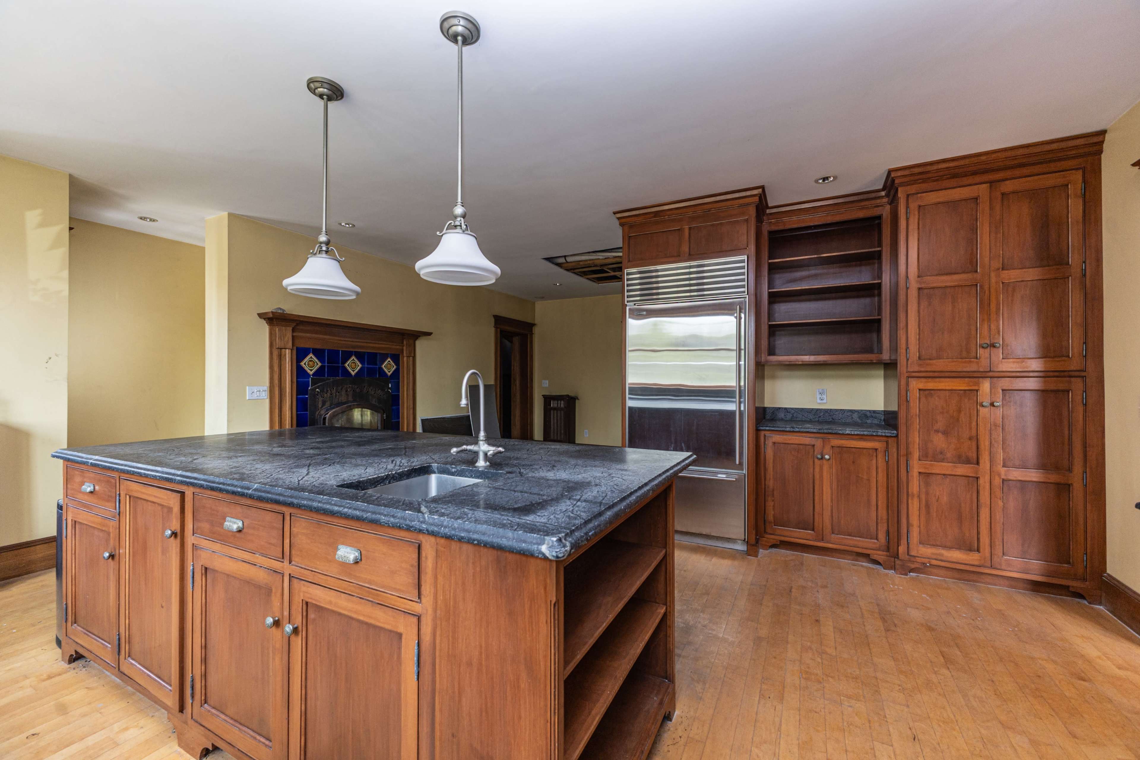 Weathered 1900s Colonial Home — Perfect Horror / Thriller Location Image in Chelmsford, Chelmsford, MA