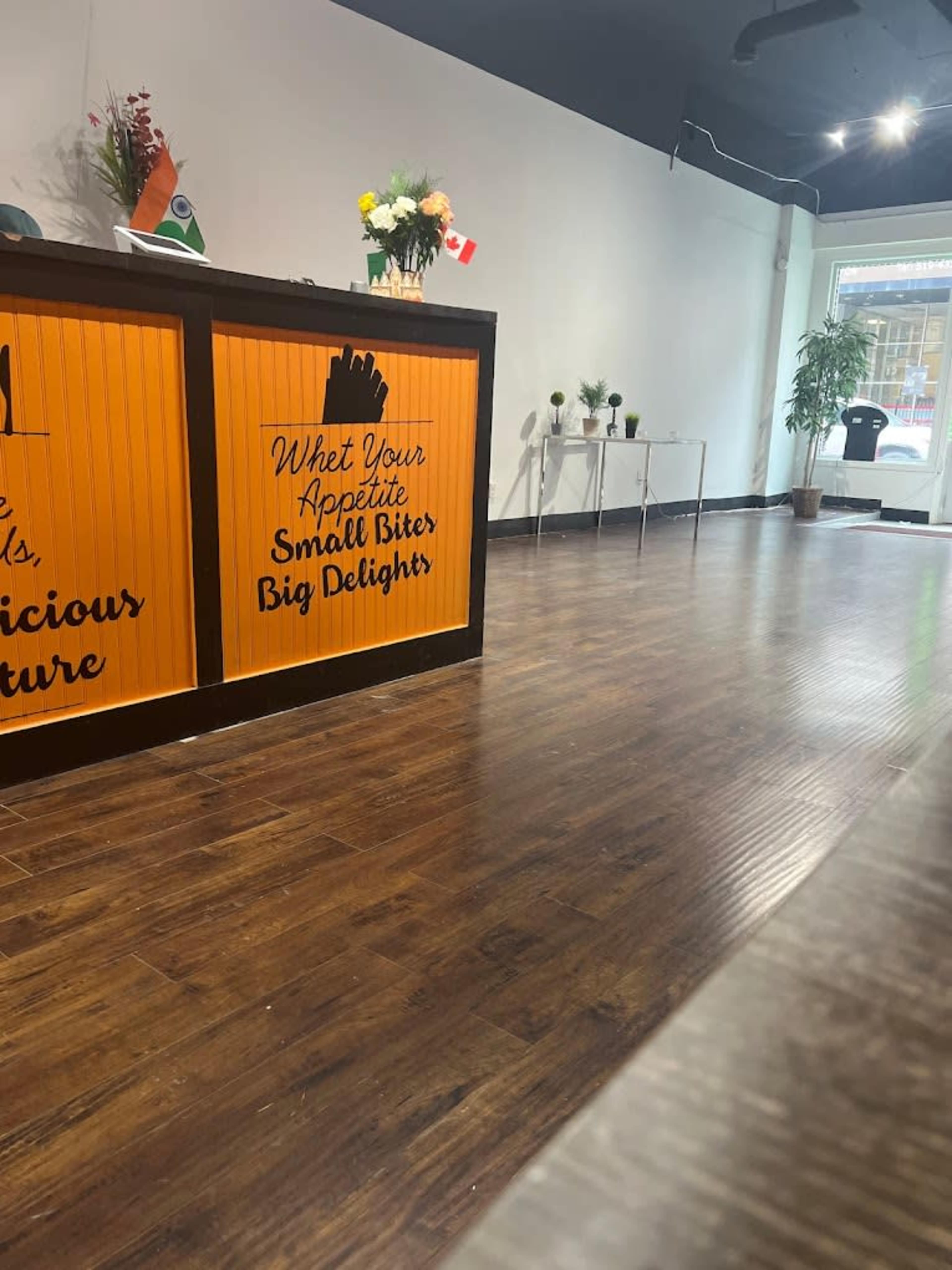 Downtown London Restaurant with Over 15 plus seating capacity. Image in Central London, London, ON