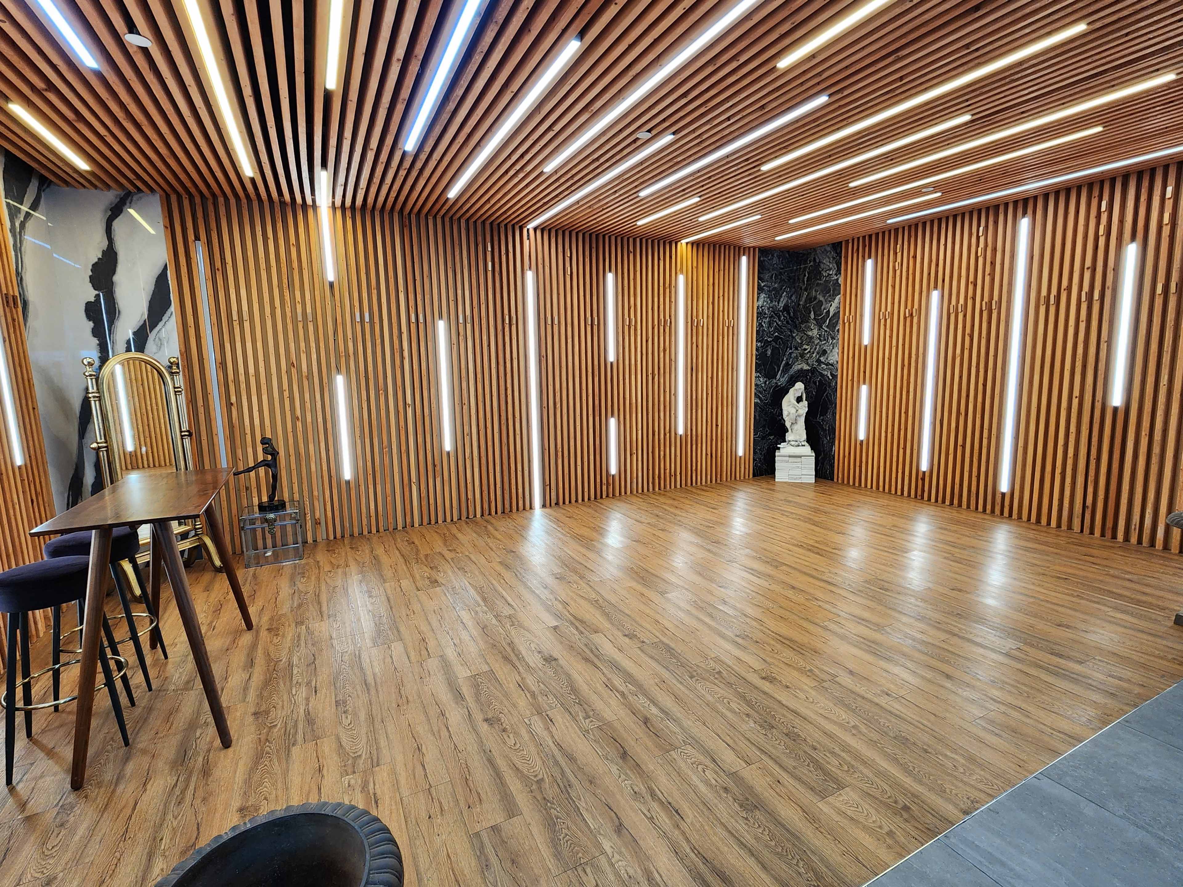 Centrally located high end modern retail showroom Image in Dixie, Mississauga, ON