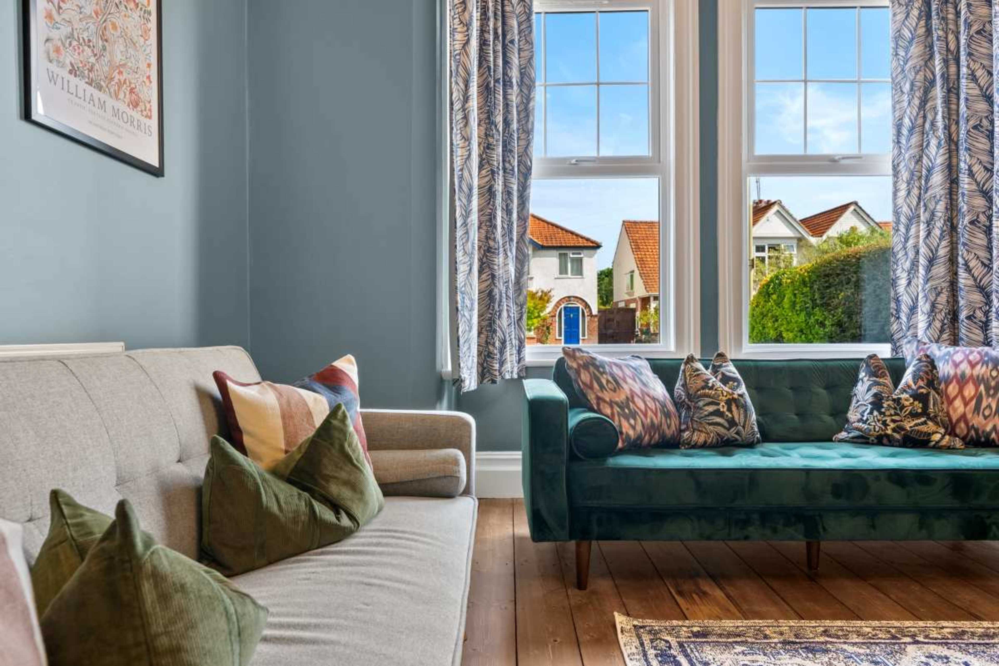 Podsmead Road 5-BR Luxurious Manor with Game Room, Sleeps 12 Image in Gloucester, Gloucestershire, ENG