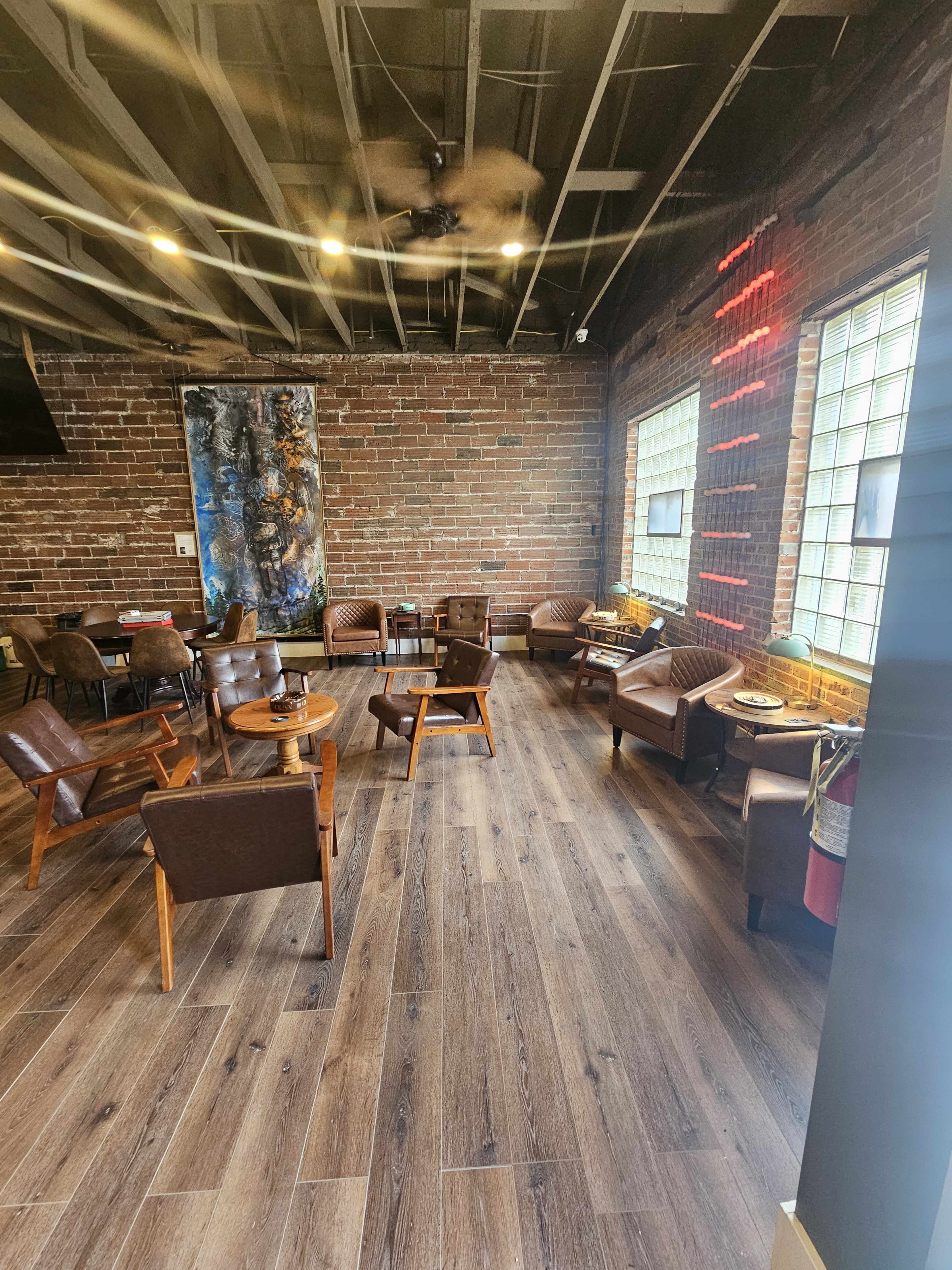 Laid back Cigar Lounge Image in River View Township, Crystal City, MO