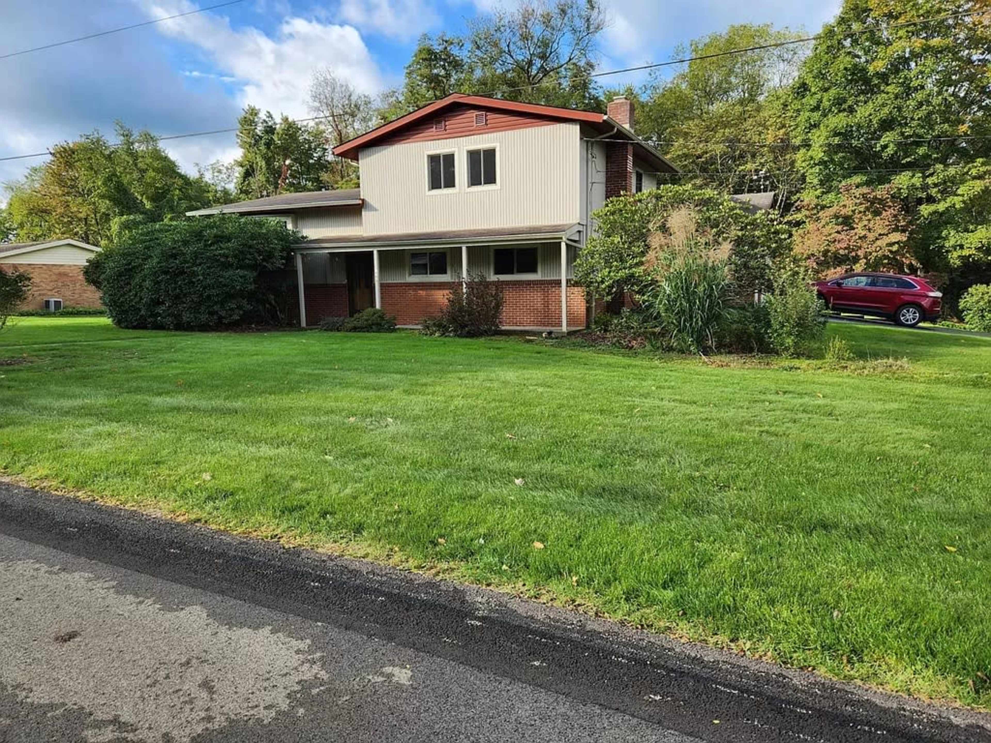 Contemporary Suburban House w/ Lake Image in Murrysville, Murrysville, PA