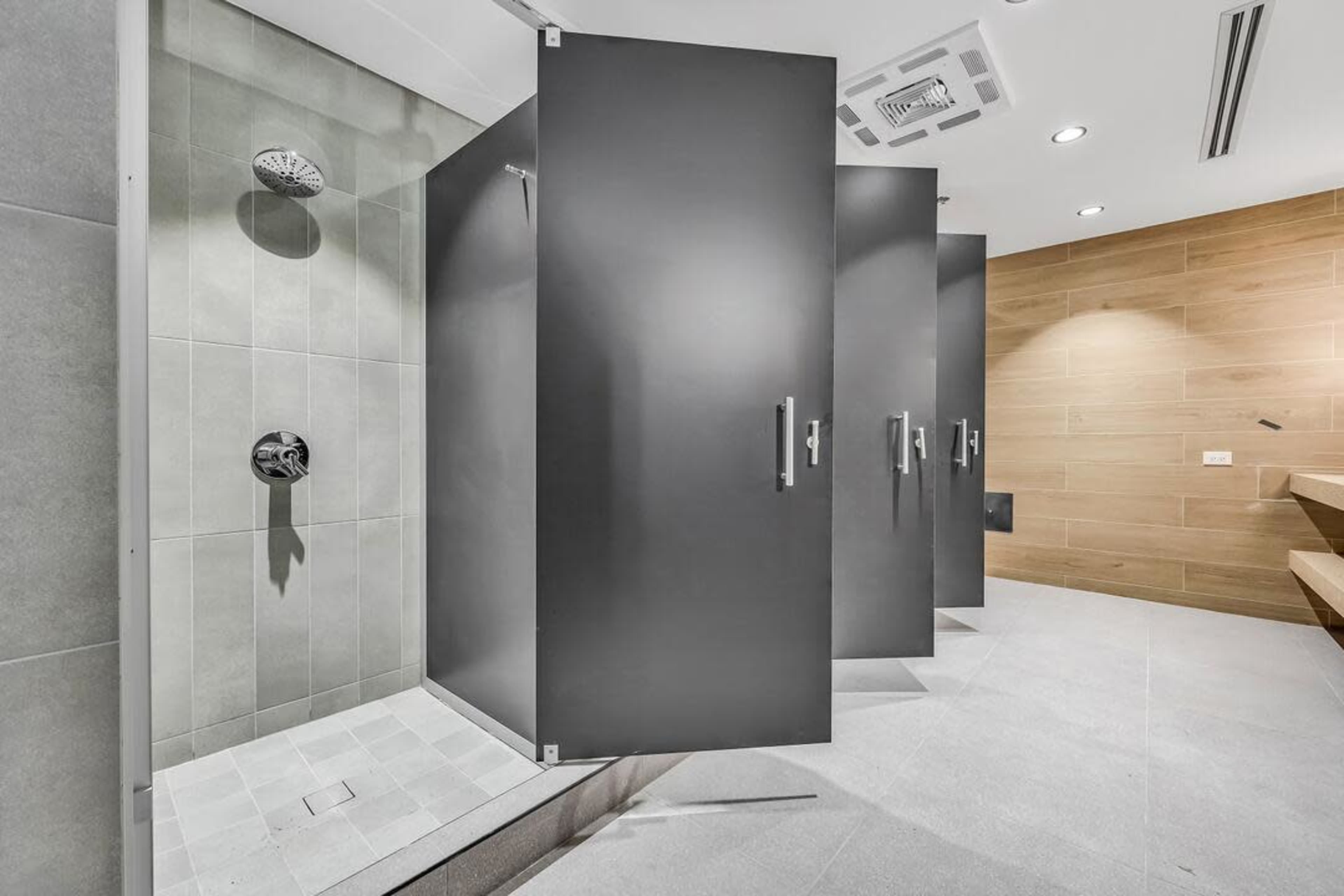 Versatile Sound-proof creative space in Vancouver urban convenience area walking distance to skytrain station, with many amenities like gym, shower, huge outdoor spaceetc. Image in South Vancouver, Vancouver, BC