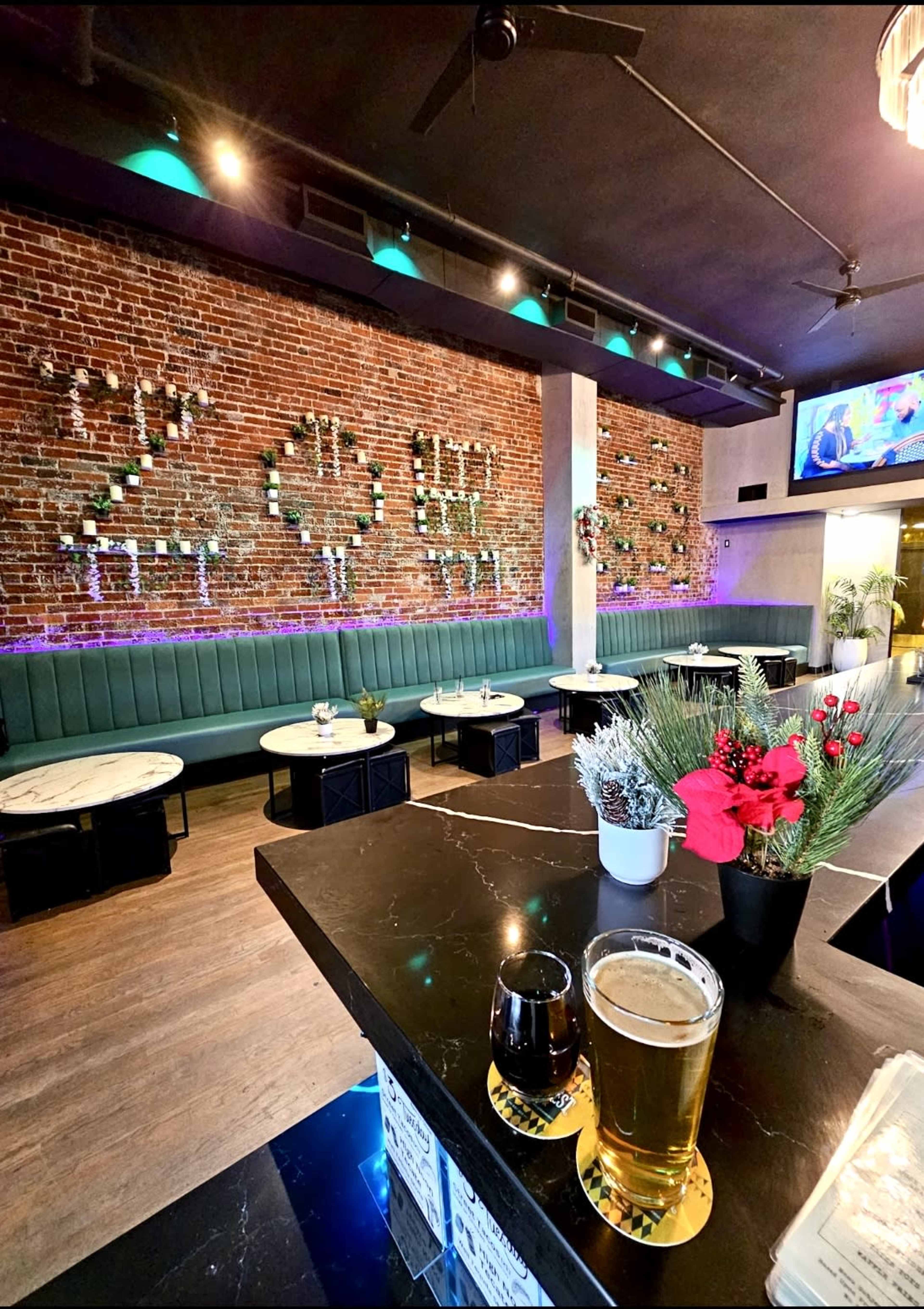 Bar and lounge serving food & drinks in Soma close to Salesforce and Linkedin Image in SoMa, San Francisco, CA
