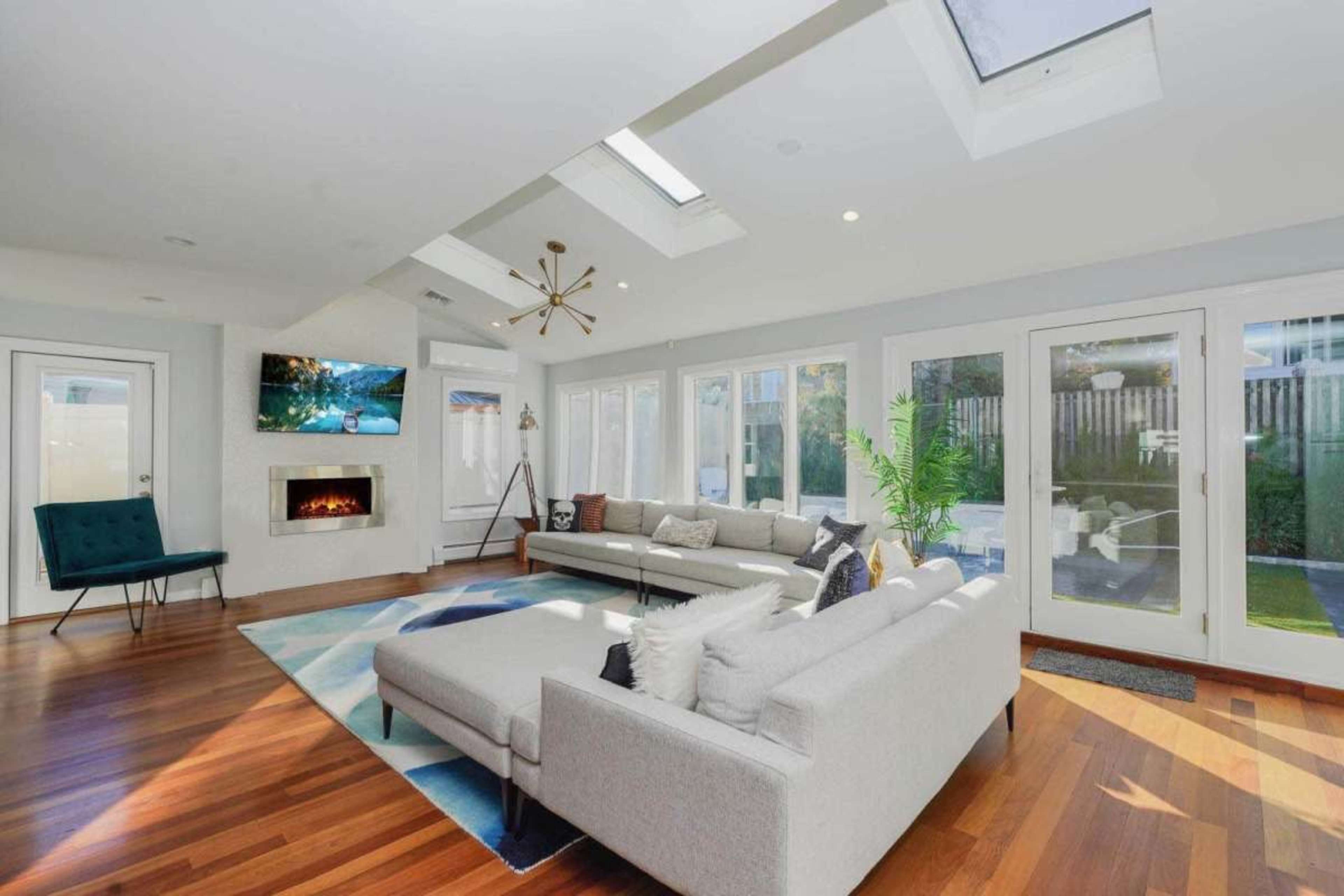 Modern Luxury Home in exclusive Todt Hill-perfect for meetings, film, shoots & podcasts Image in Manor Heights, Staten Island, NY