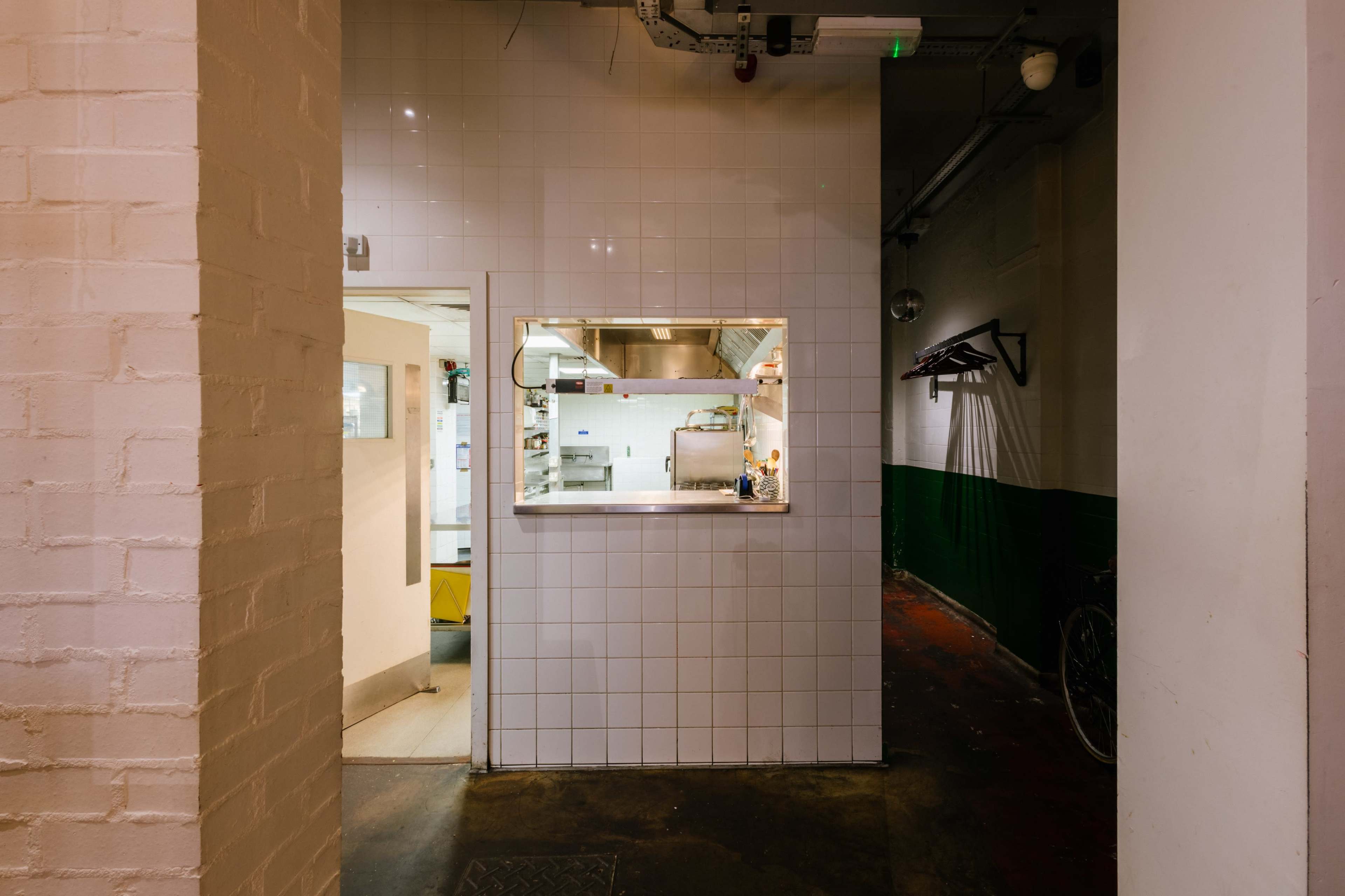 Restaurant/Bar with a Huge Kitchen Image in London, London, ENG