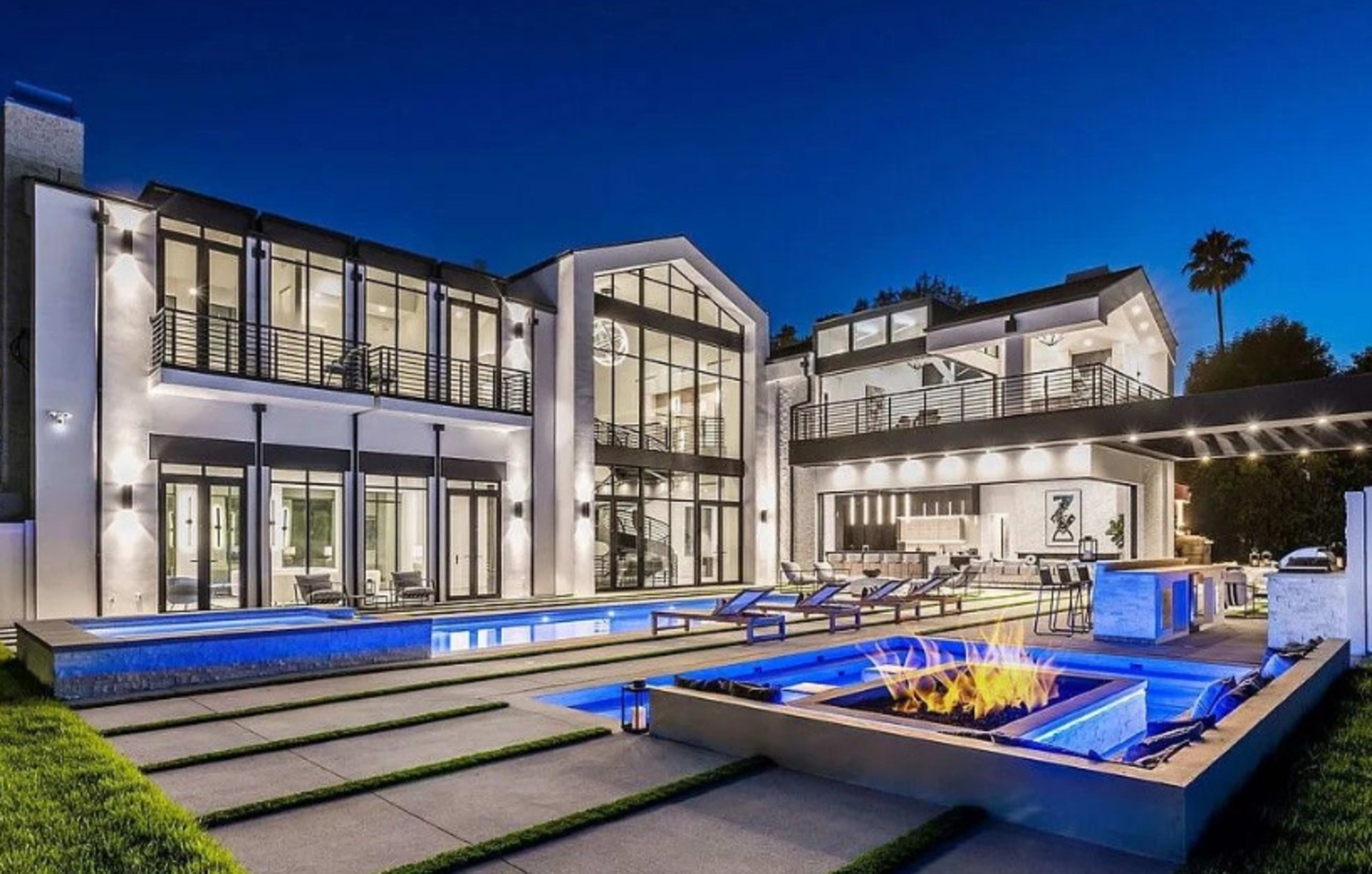 Modern Mansion in LA with Spiral Staircase Image in Tarzana, tarzana, CA