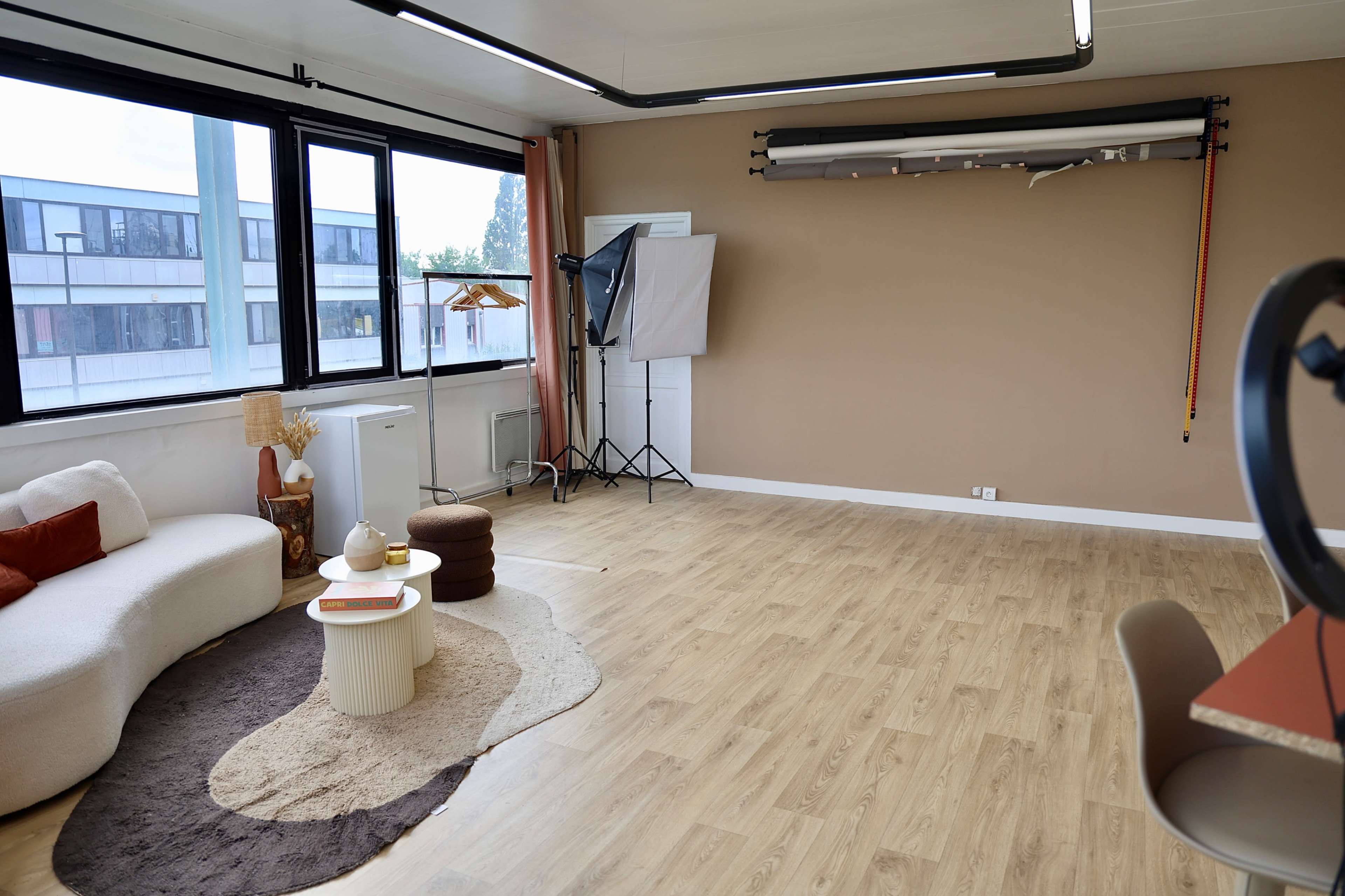 Yavatarz Studio – 26 m² esthétique lumineux, fonds photo, cabine beauté & essayage Image in , Carrières sur Seine, 