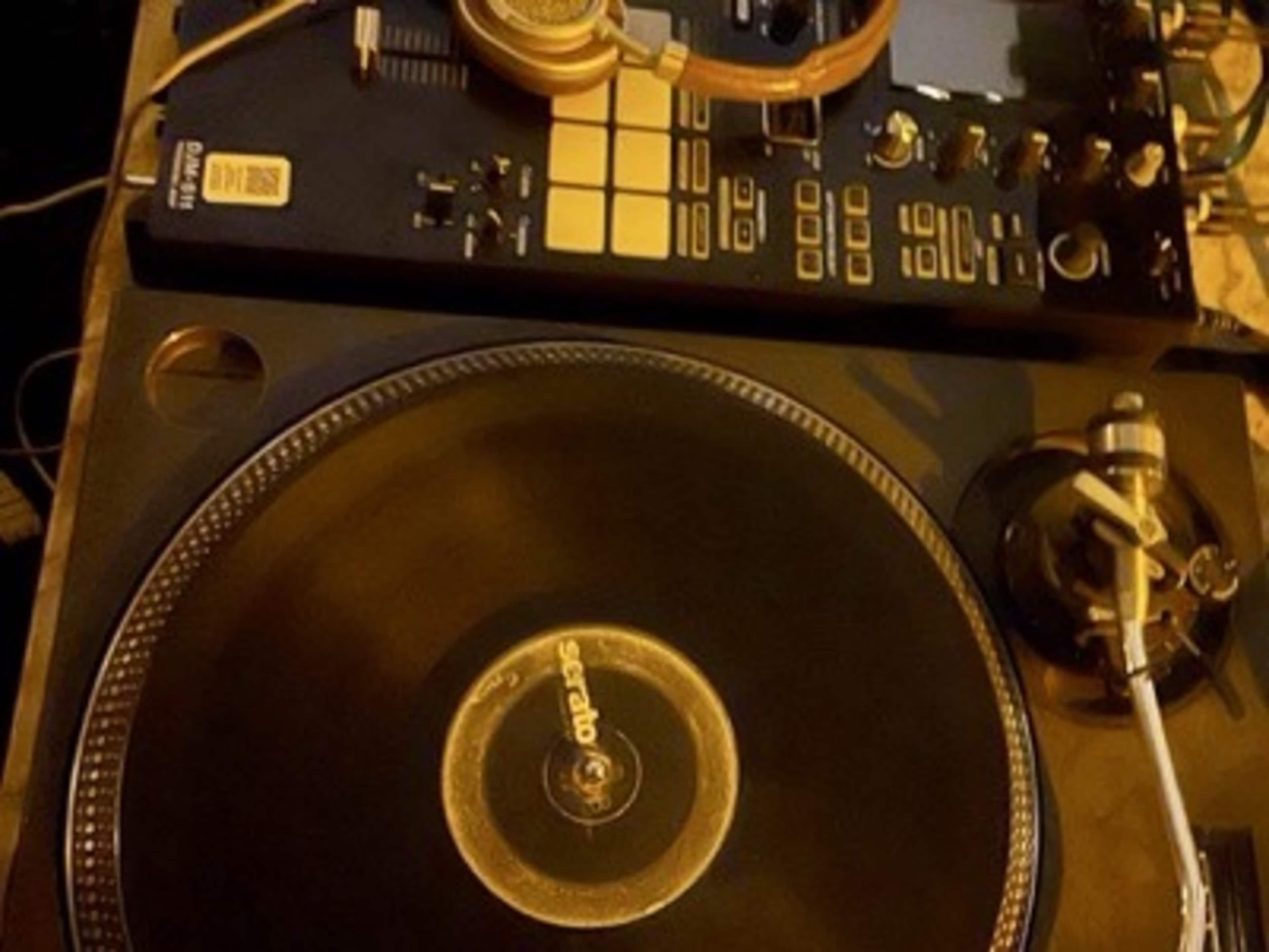 Vinyl Turntables/Mixer/2 Speakers