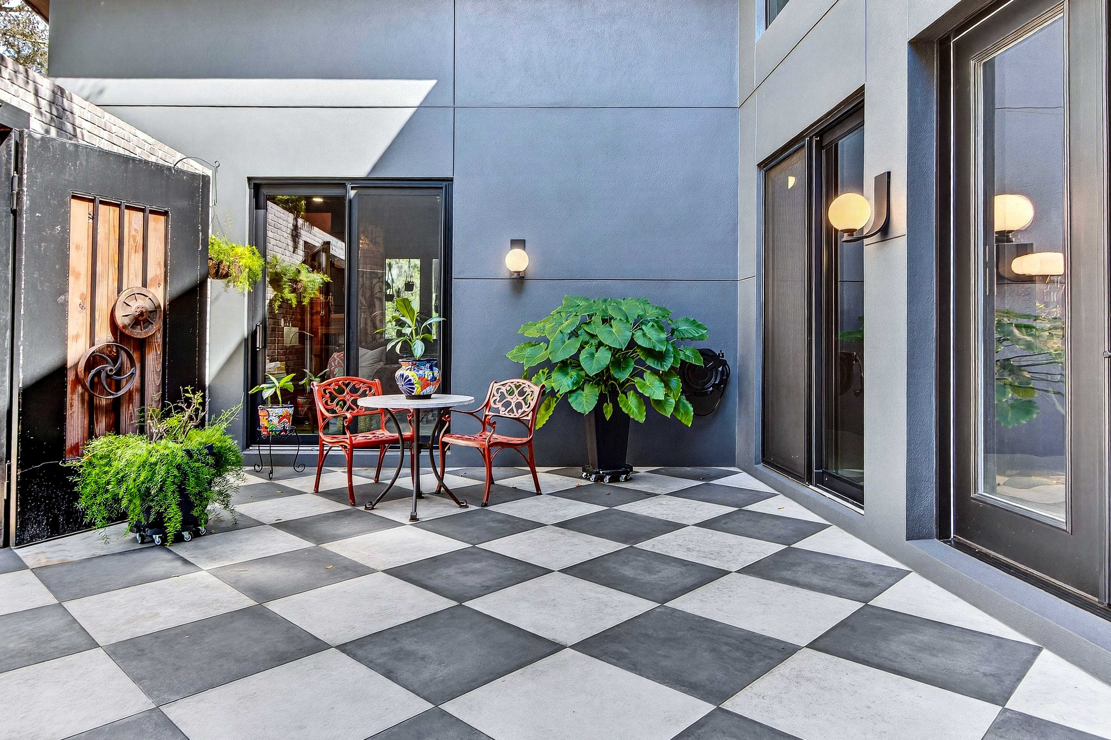 Modern, Industrial, Eclectic, All-Black House Image in Sanford, Sanford, FL