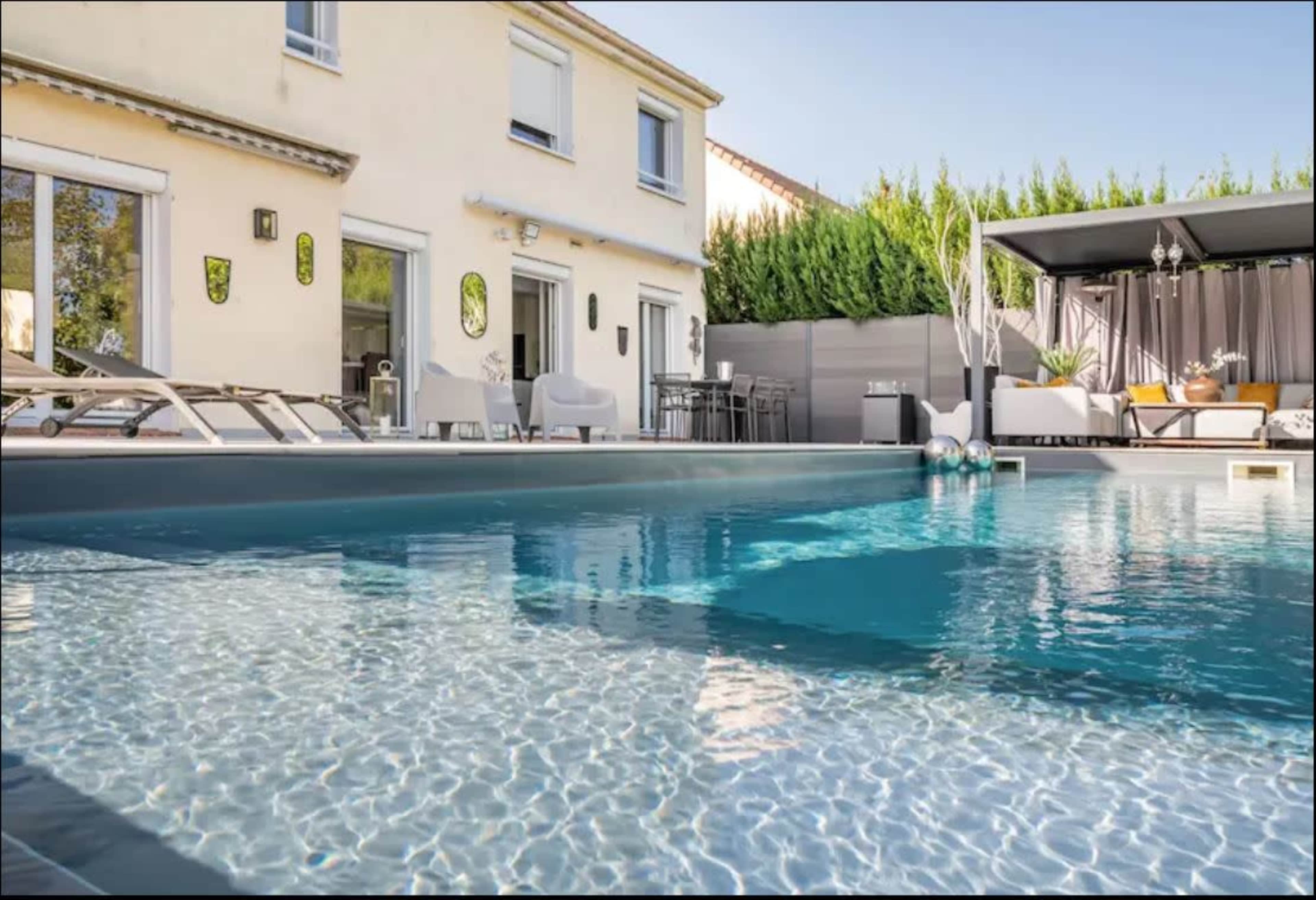 Magnifique maison, déco moderne, piscine, beau jardin vue sur golf Image in , Bondoufle