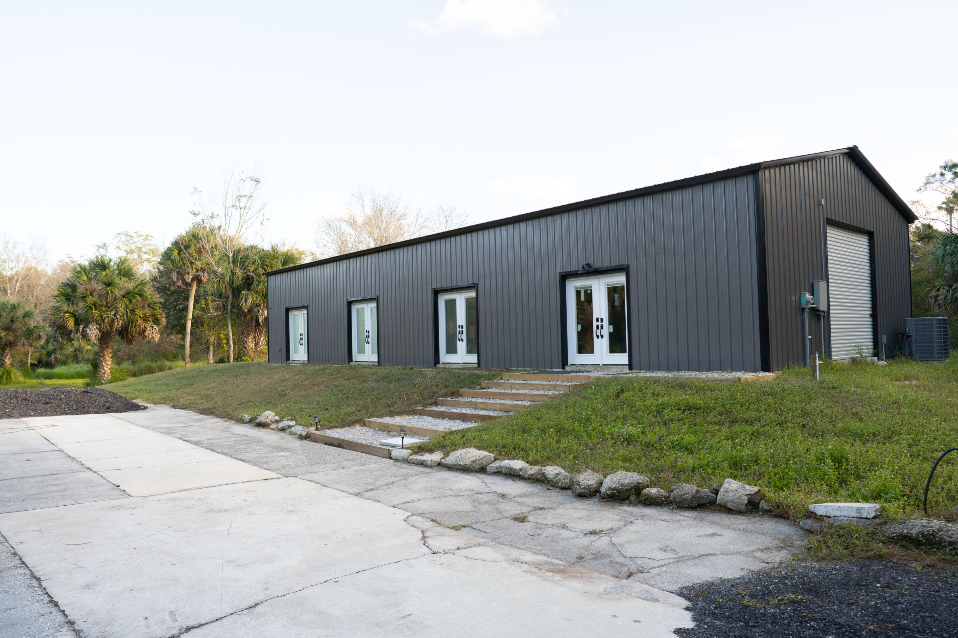 Spacious studio and 2 acre wooded exterior property for all your creative shoots Image in , Davenport, FL