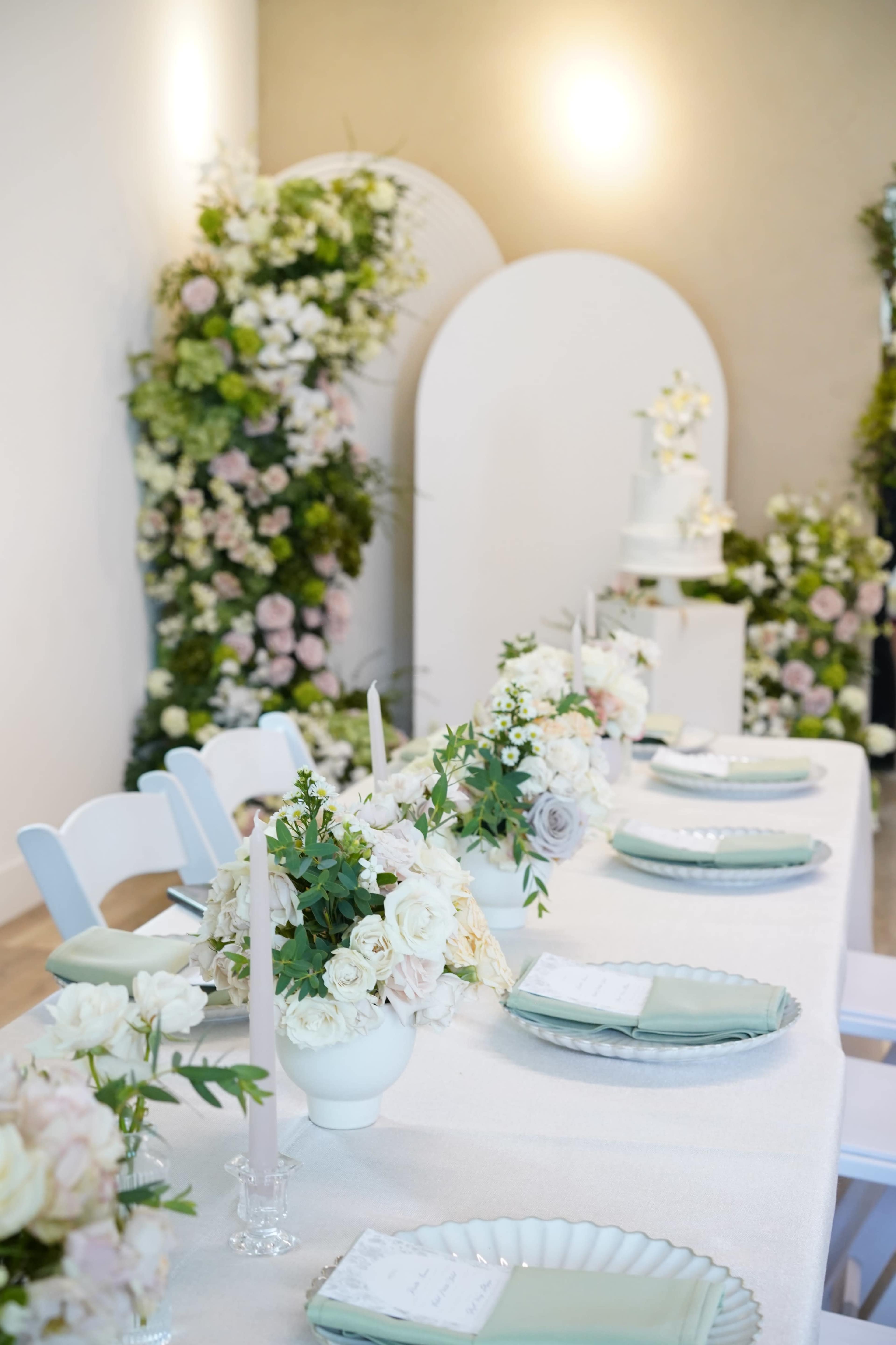 Bright Creative Studio with Styled Room & Cyc Wall Image in Burlington, Burlington, ON