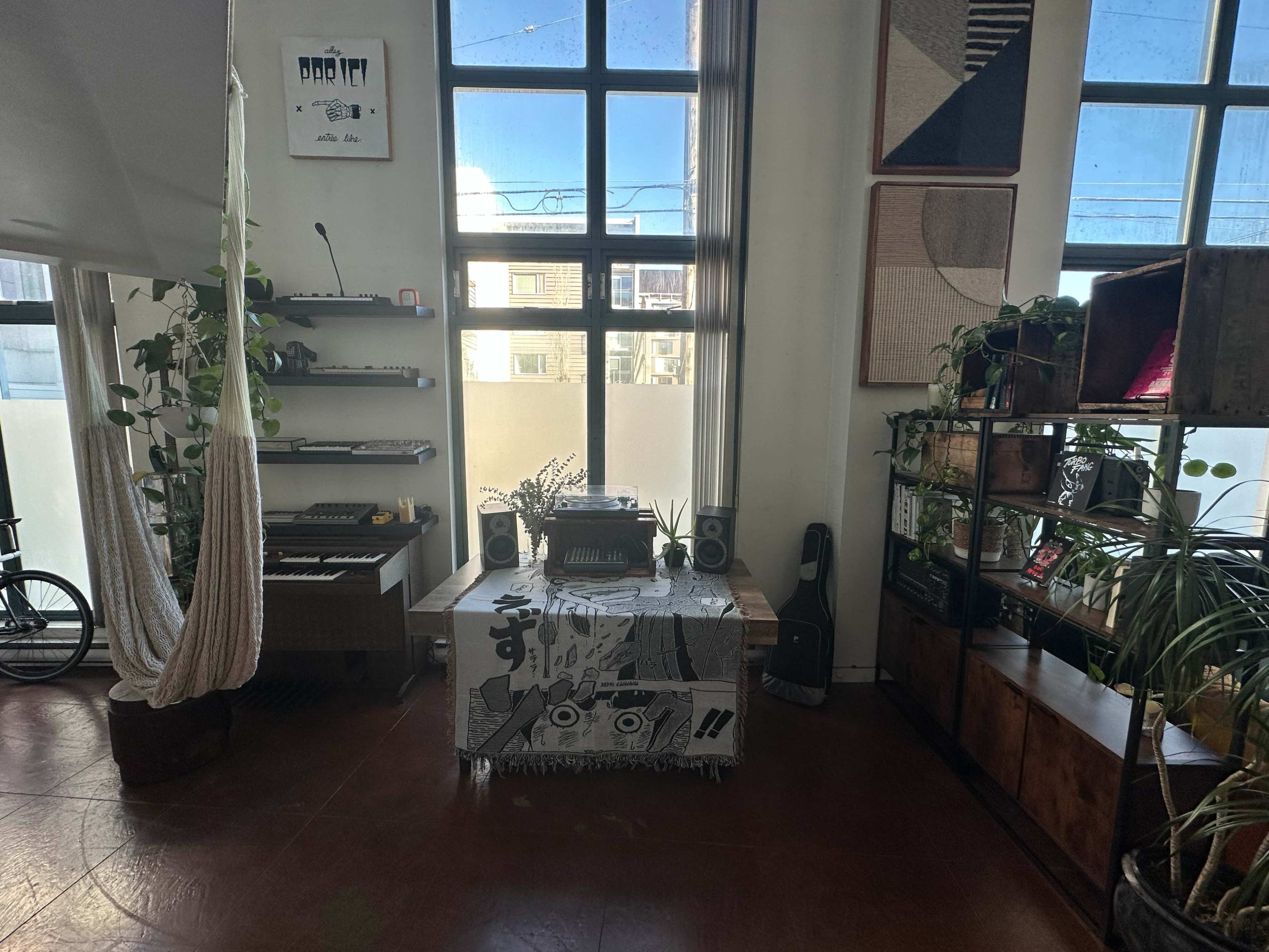 Large 16 foot ceiling windows LOFT. Image in East Vancouver, Vancouver, BC