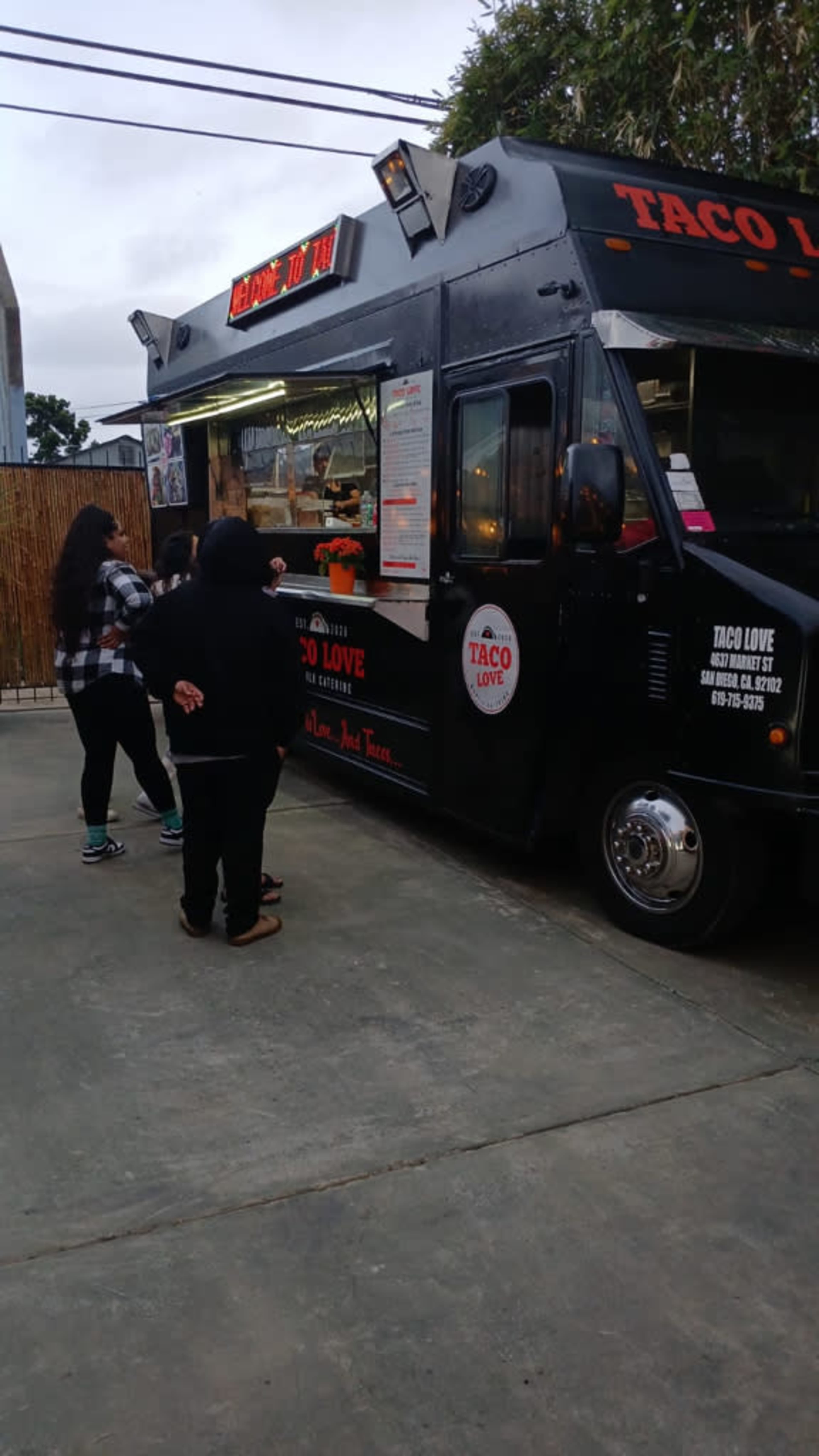 Parking space: Guest, Food truck, Caterer parking space 🅿️ 