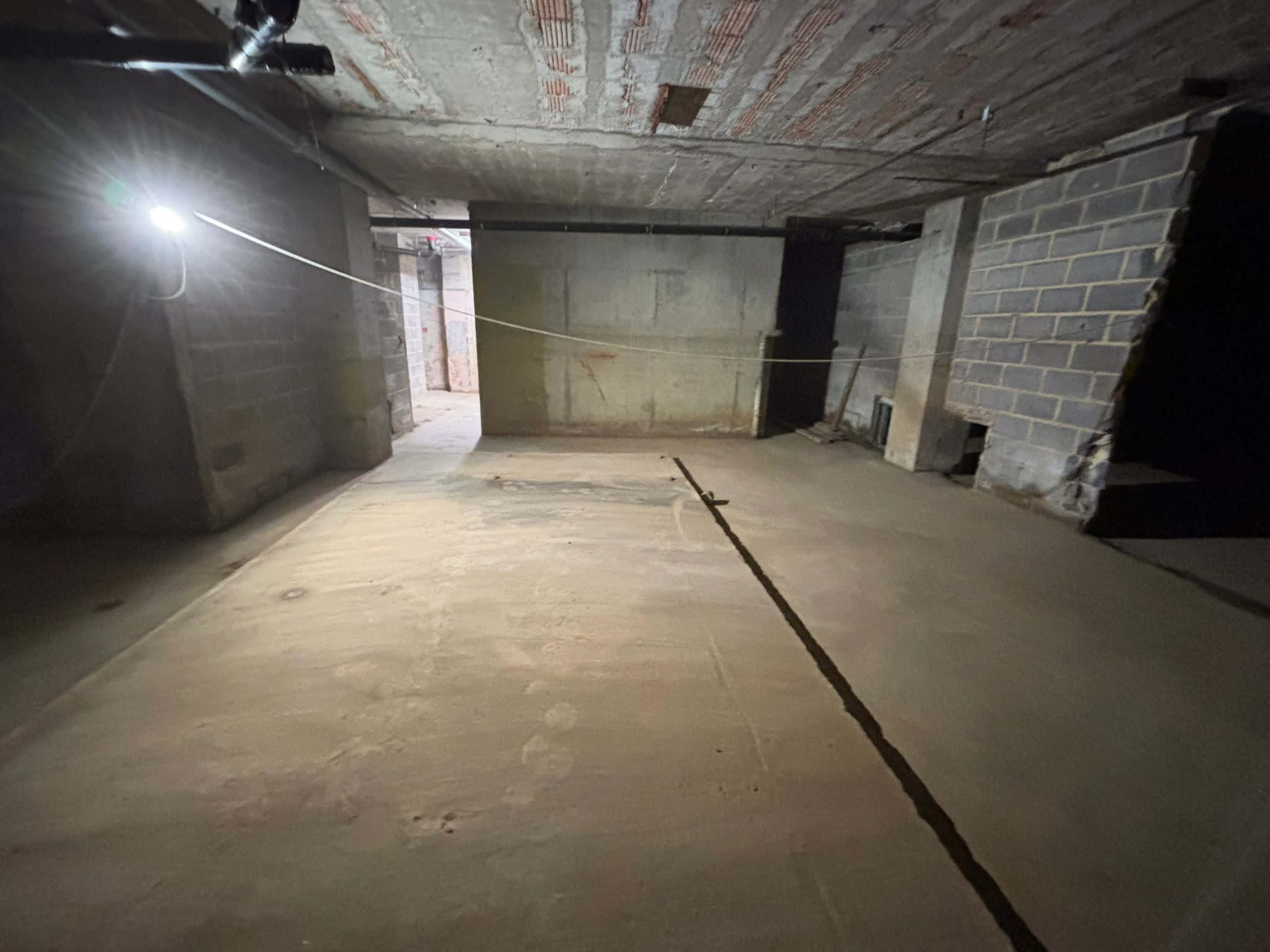 Industrial / Rustic look Basement Space Available for Rent*    📍 Image in Sunbury-on-Thames, Sunbury-on-Thames, ENG