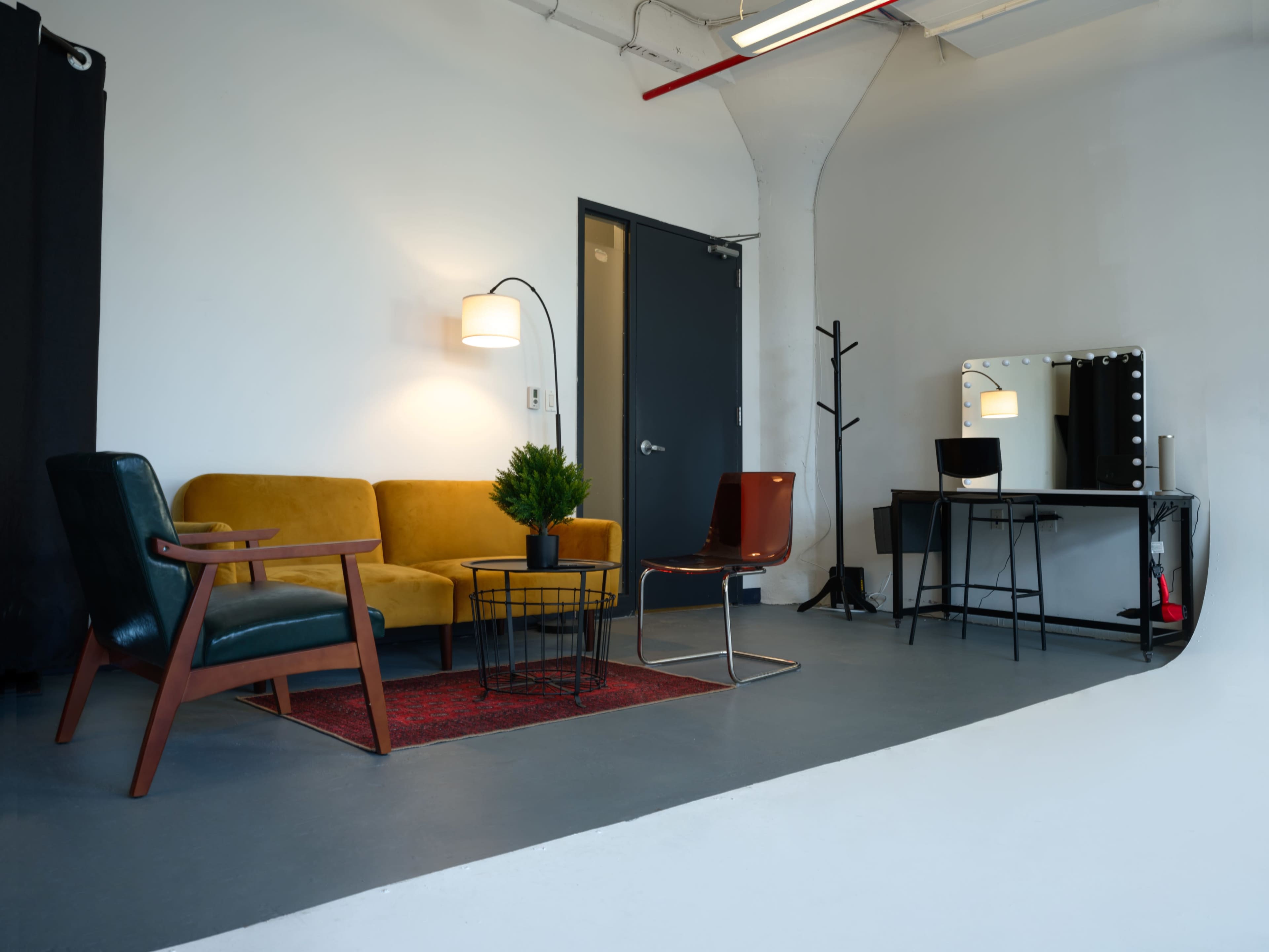 1000 sq ft Day Light Studio / CYC Wall / Brooklyn Dean St / Profoto, Eq Included / Aputure Video Lights / Image in Crown Heights, Brooklyn, NY