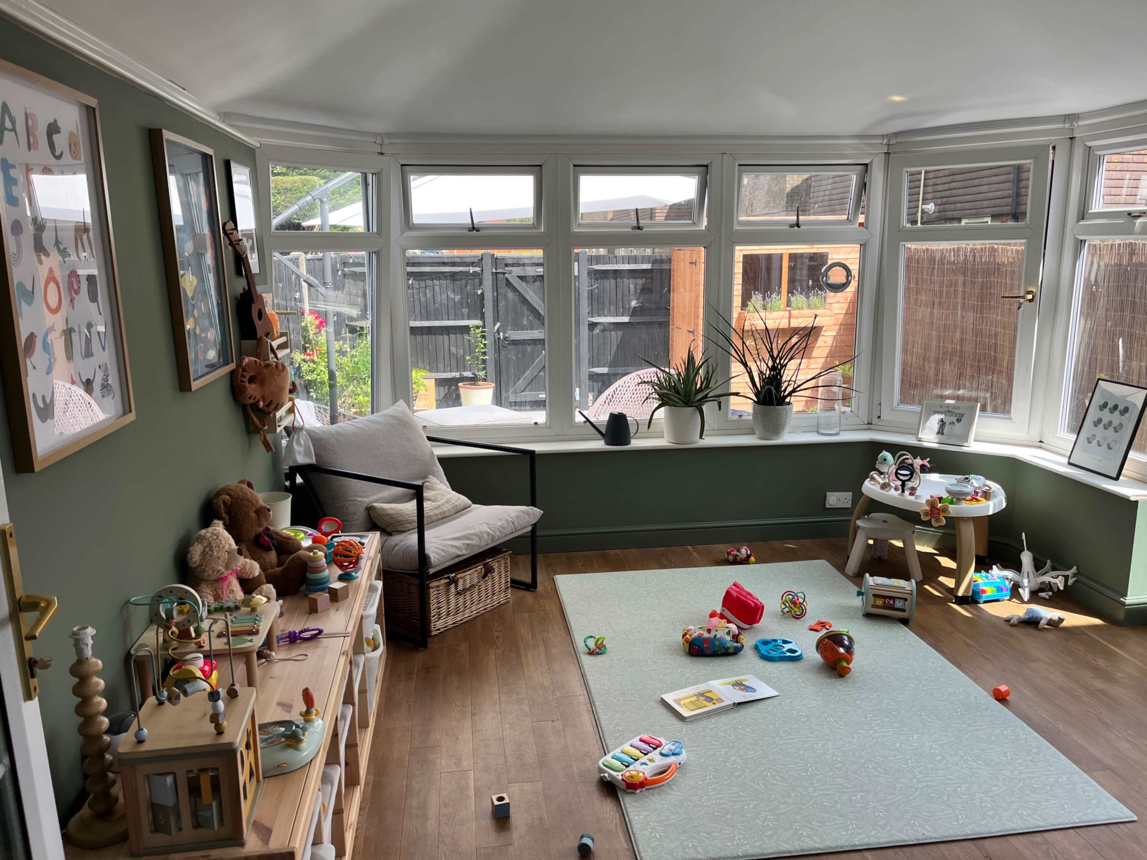 🏡☀️ Bright Family Home with Playroom and Courtyard Garden Image in Petersfield, Petersfield, ENG