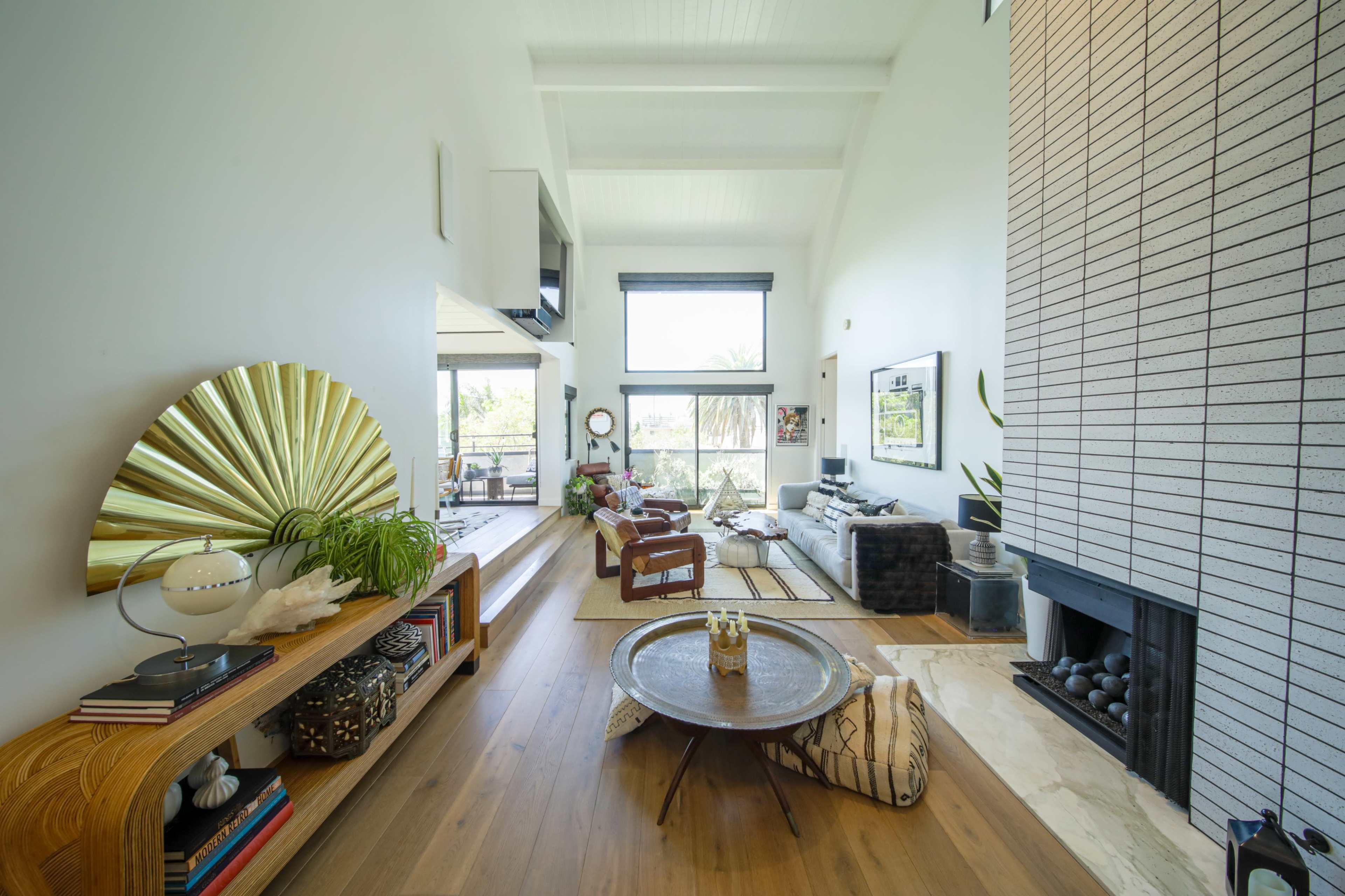 Bright Top-Floor Santa Monica Condo with High Ceilings – Ideal for Film & Photo Shoots Image in Wilshire Montana, Santa Monica, CA
