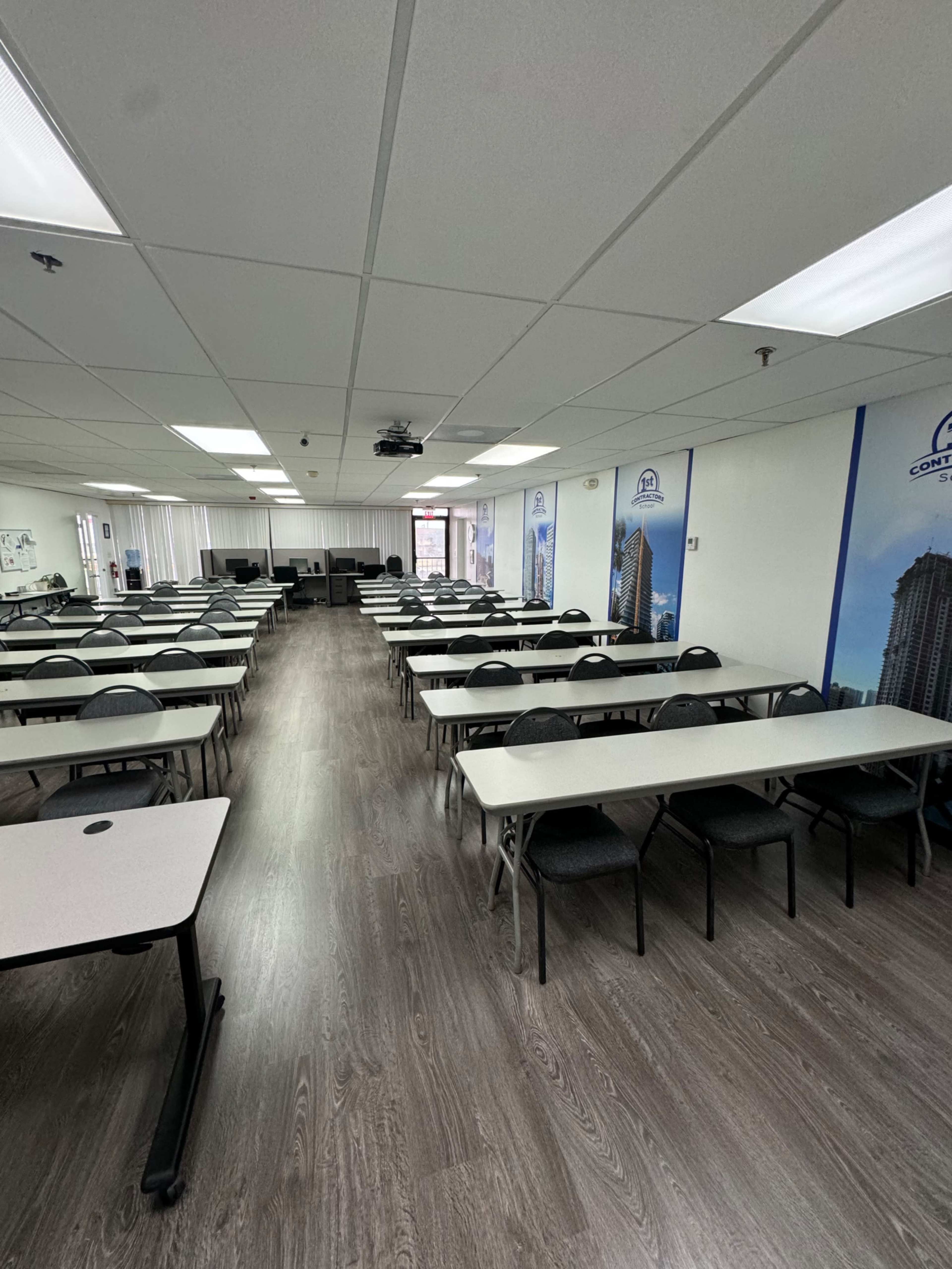 Salón de clases amplio, moderno, cómodo con aire acondicionado en el corazón de Medley Image in Medley, Medley, FL