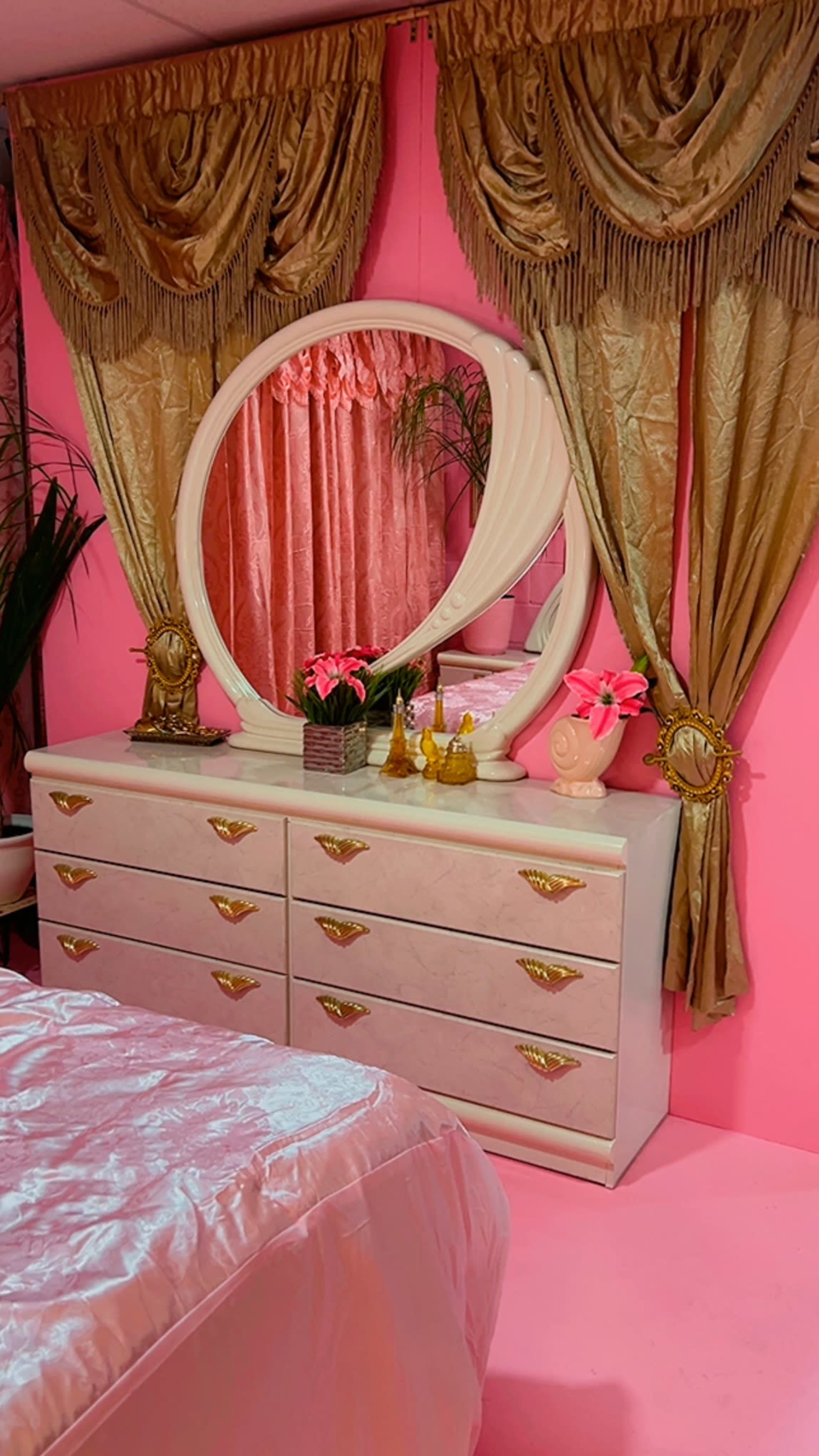 Vintage Content Studio w/ Multiple Retro Sets | 80s, Eclectic & Bold Backdrops Image in Highland Hills, Mesquite, TX